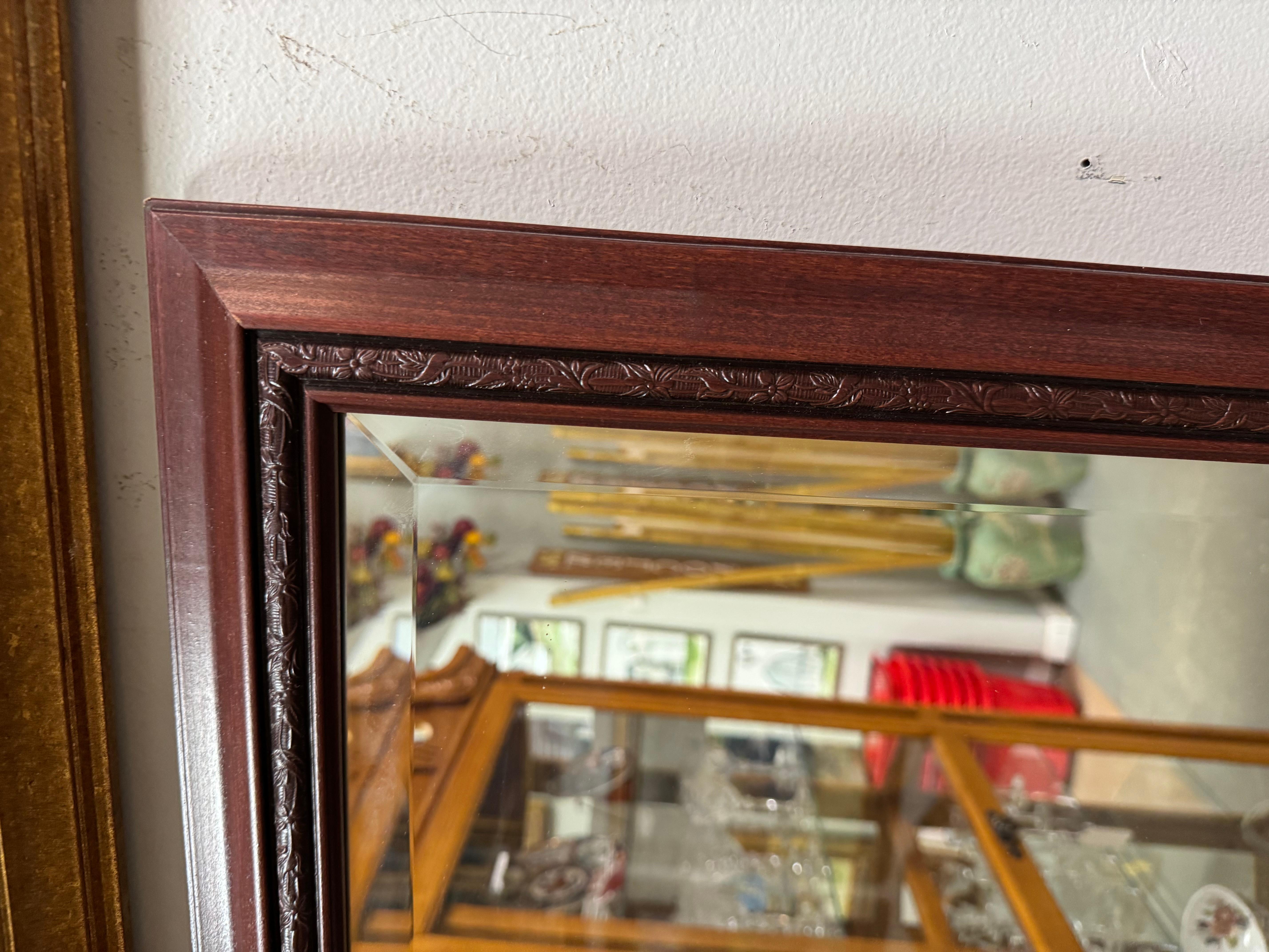 


Espejo de pared o de pie vintage, extragrande y rectangular, con marco de madera oscura.
El espejo parece ser de época o de segunda
Es un espejo rectangular contemporáneo. 
El marco presenta líneas sencillas y limpias, lo que lo hace versátil