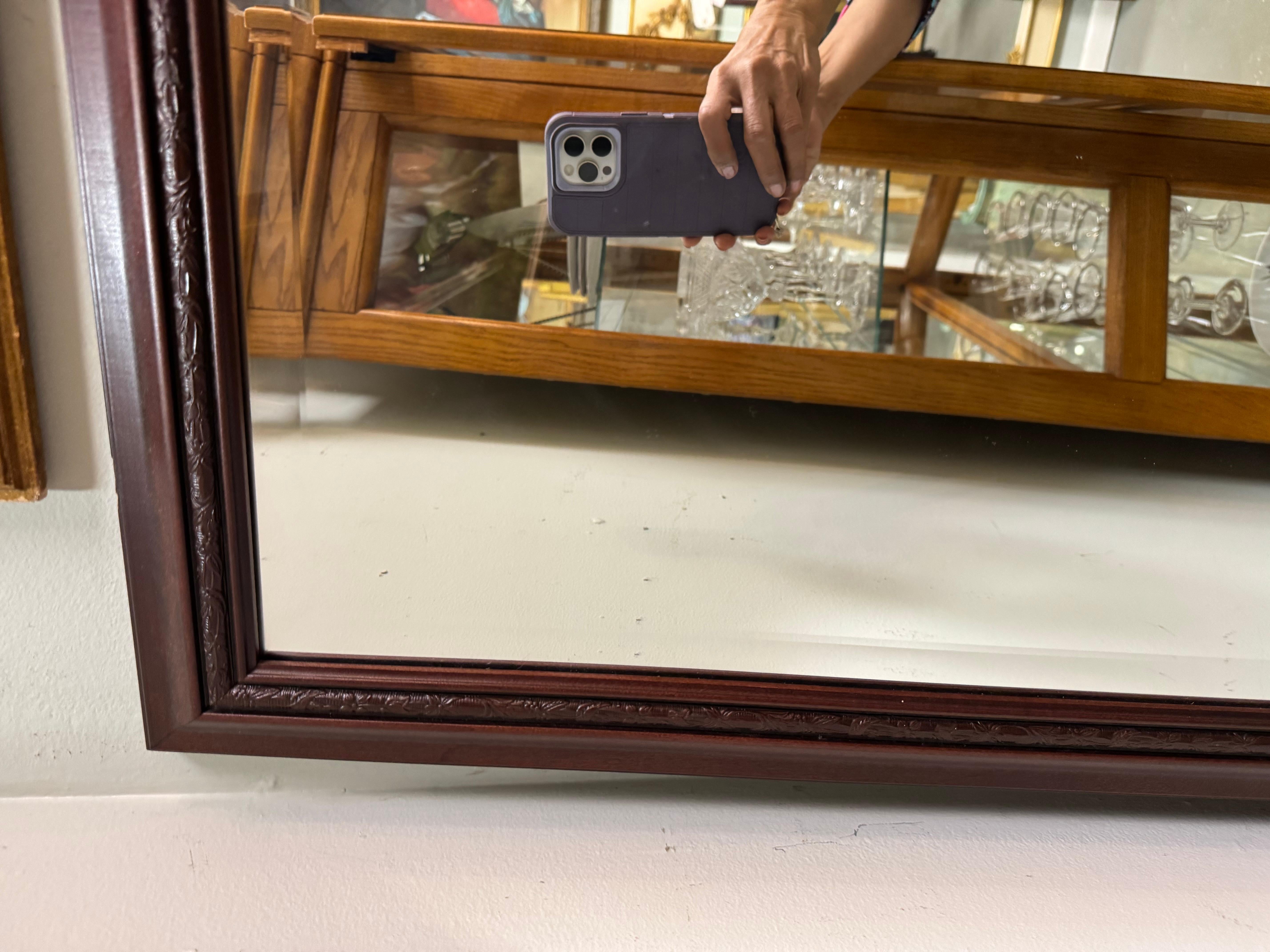 Espejo de suelo vintage extragrande con marco sencillo de madera lisa marrón clásico estadounidense en venta