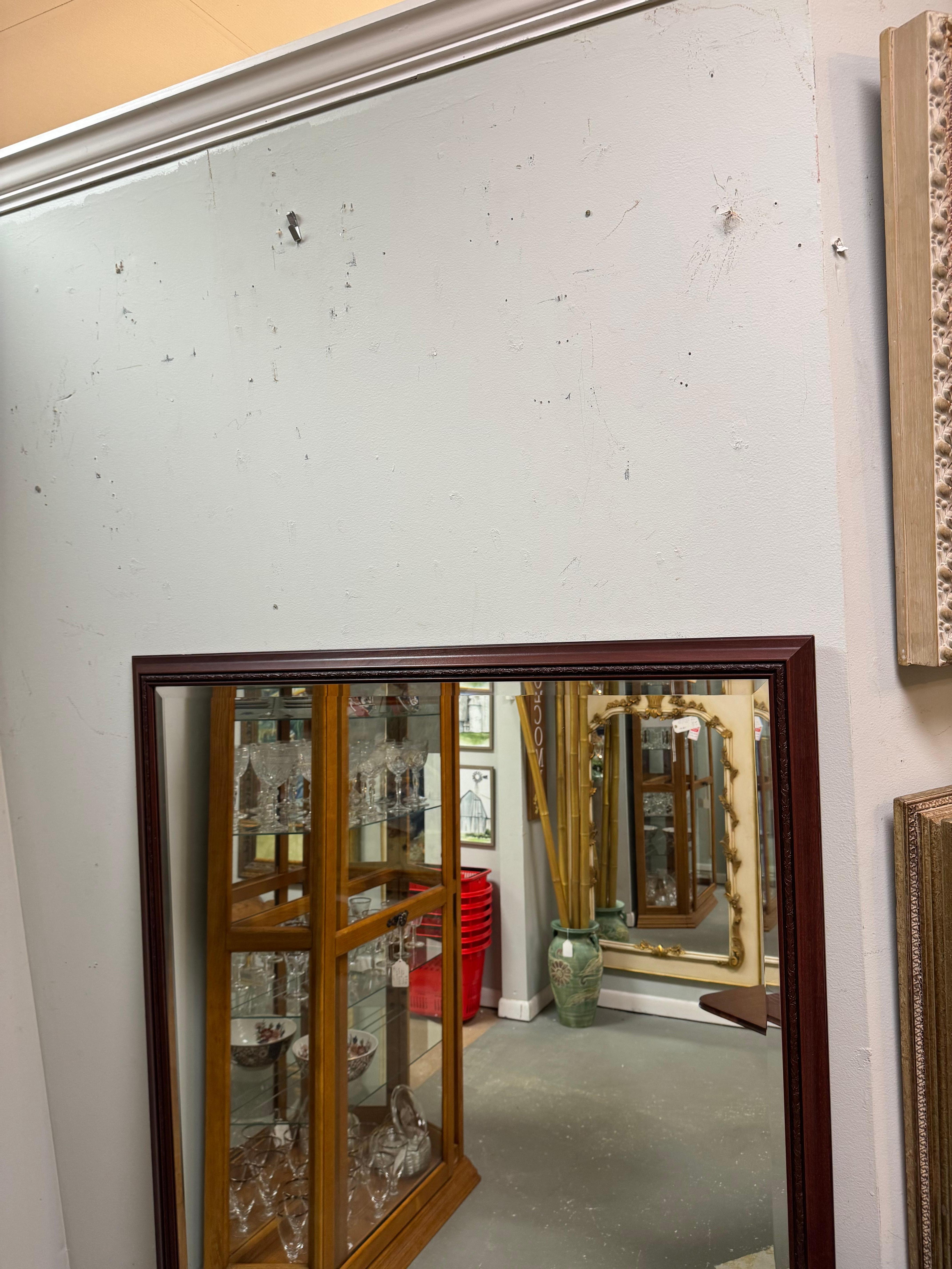 Espejo de suelo vintage extragrande con marco sencillo de madera lisa marrón en venta 2