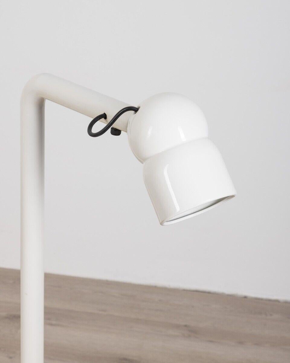 'Robot' model floor lamp in white metal with directional lampshade. Design Elio Martinelli for Martinelli Luce, 1960s

CONDITIONS: In good condition, working, it may show signs of wear due to time.

DIMENSIONS: Height 100 cm; Width 50 cm; Length 23