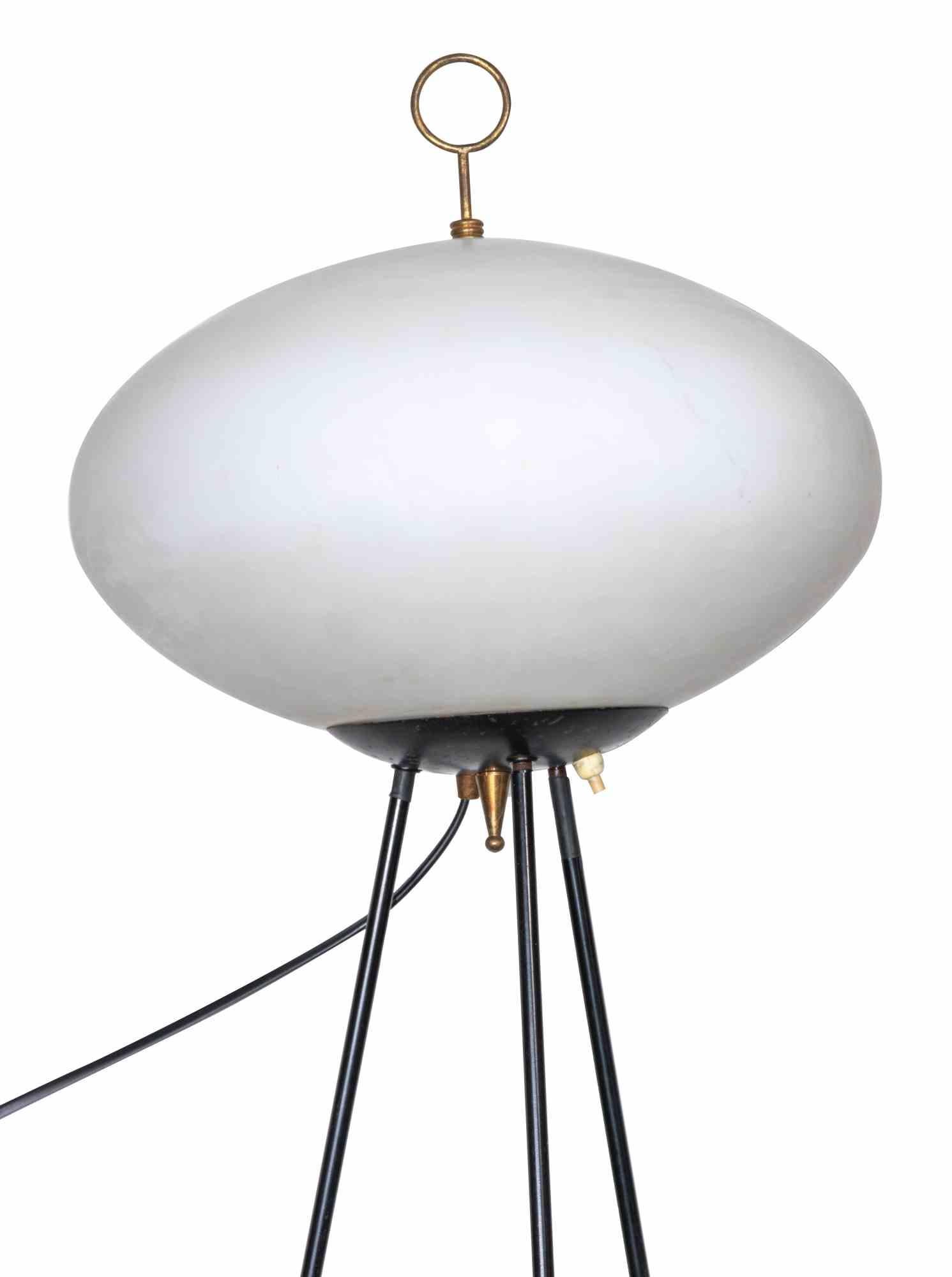 Stilnovo floor lamp is an original designed lamp attributed to Stilnovo in the 1970s.

Floor lamp with tripod base in painted metal and brass with opal glass diffuser.