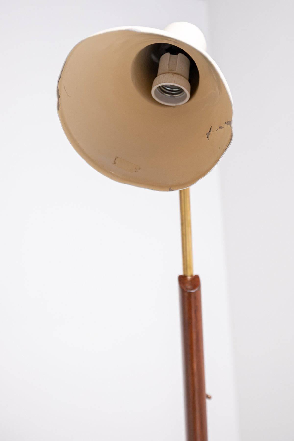 Ce lampadaire italien vintage est attribué au grand designer Franco Albini. La lampe date des années 1950. Le lampadaire vintage est doté d'un cadre en bois avec des pieds en forme de V pour le rendre plus stable. Le lampadaire vintage est doté d'un