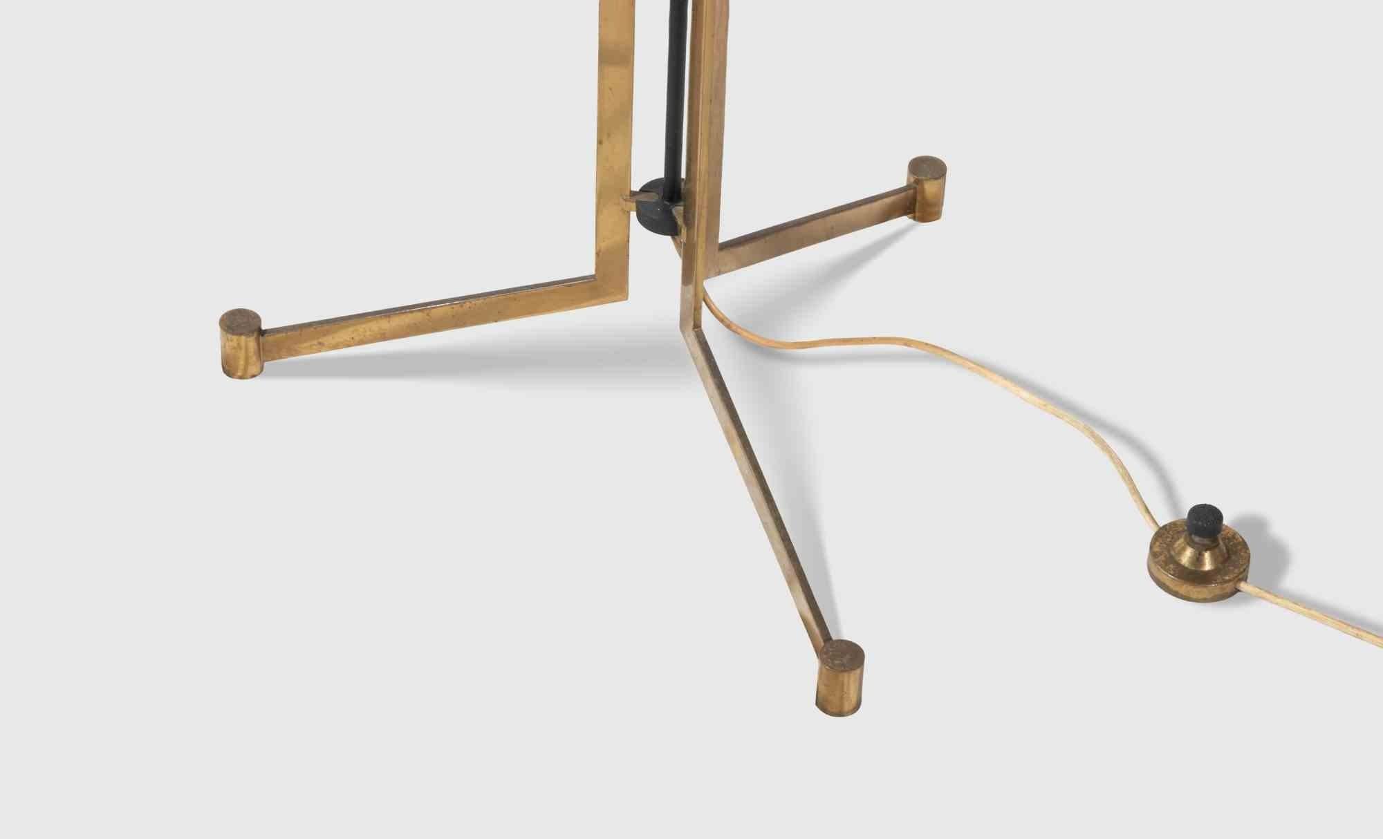 Lampe da terra vintage disegnate da Angelo Lelli per Arredoluce e realizzate nel 1959.

Struttura in ottone e diffusore in vetro opalino duplex bianco.