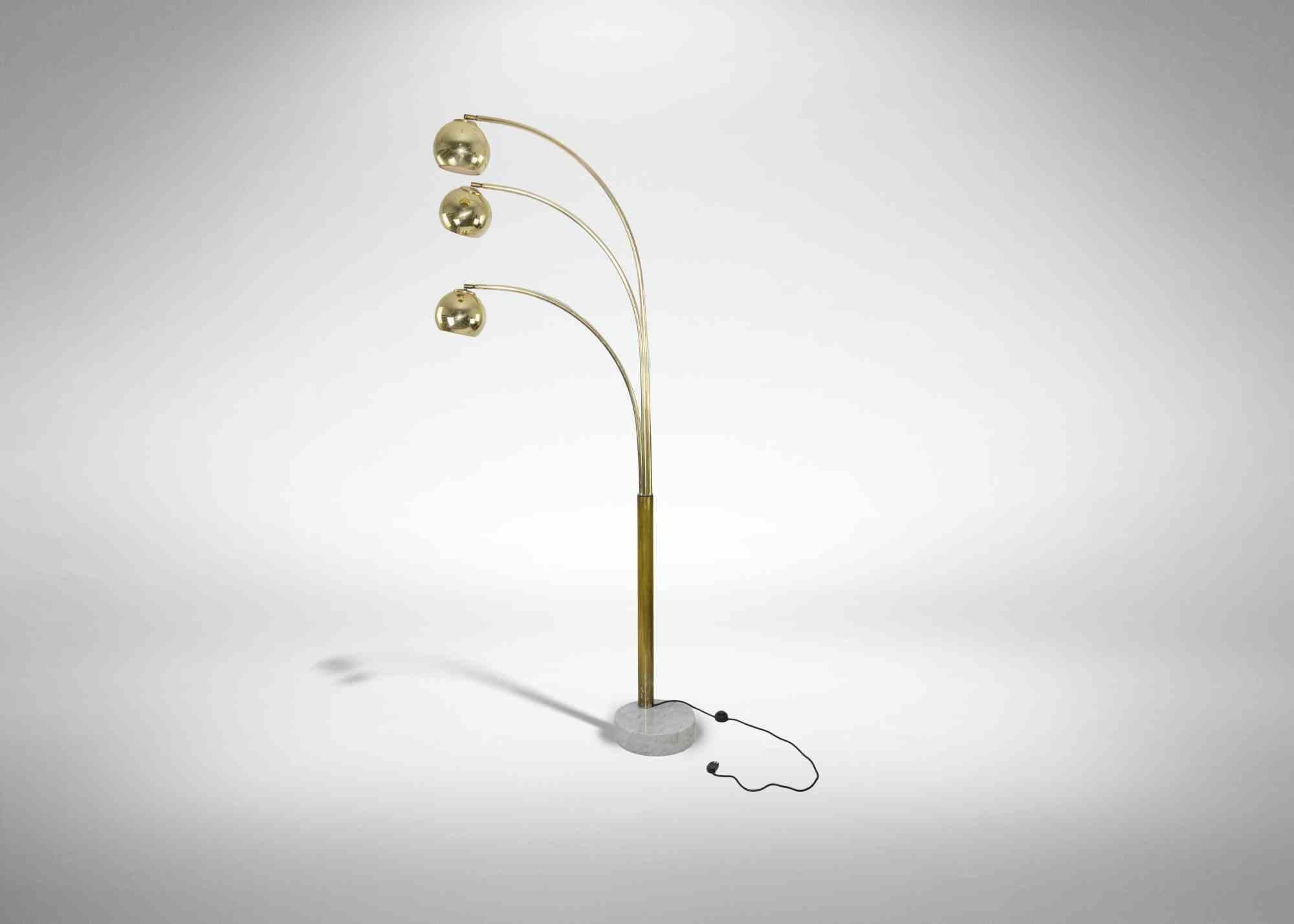 Vintage Stehlampe realisiert von Goffredo Reggiani, Italien, in den 1970er Jahren.

Vergoldete Chromlampe mit Marmorsockel.