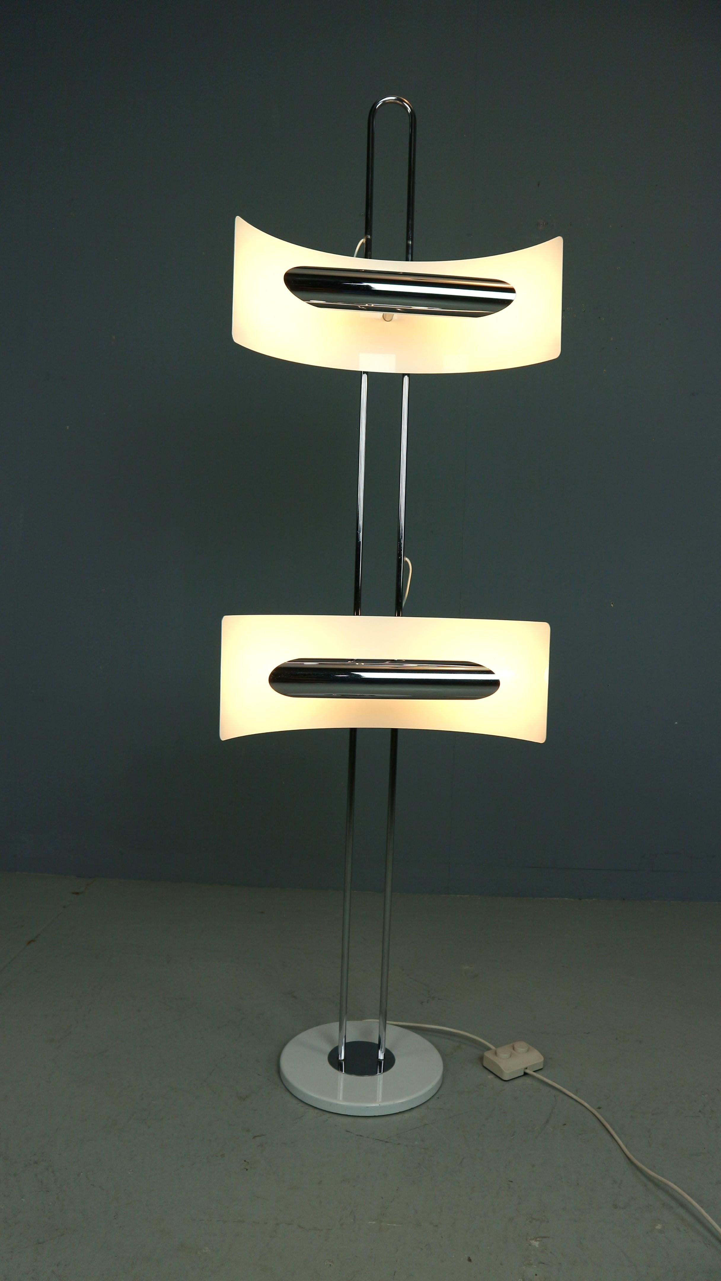 Preciosa lámpara de pie italiana diseñada por Goffredo Reggiani para su empresa Reggiani (Lampadari) hacia 1960. Esta lámpara de pie Reggiani tiene un efecto luminoso muy agradable gracias a su bella forma y diseño. Teniendo en cuenta su edad sigue