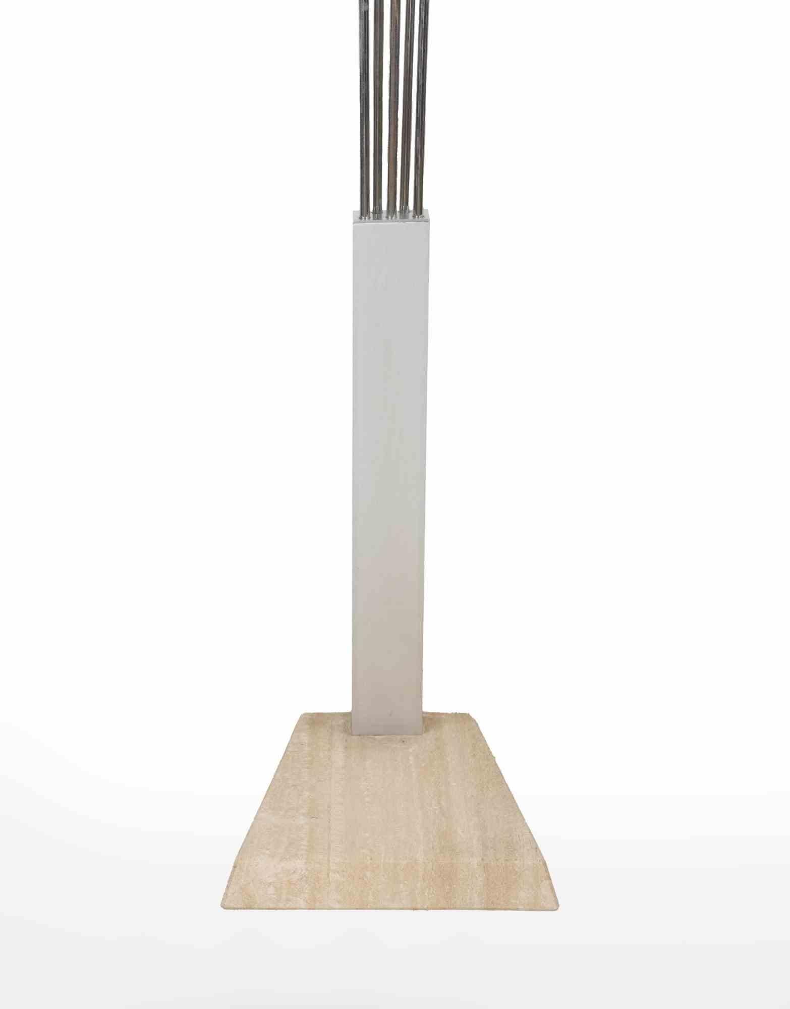 Lámpara de pie vintage de metal cromado con base de travertino realizada por Goffredo Reggiani en la década de 1970.

5 luces regulables.

Muy buen estado.