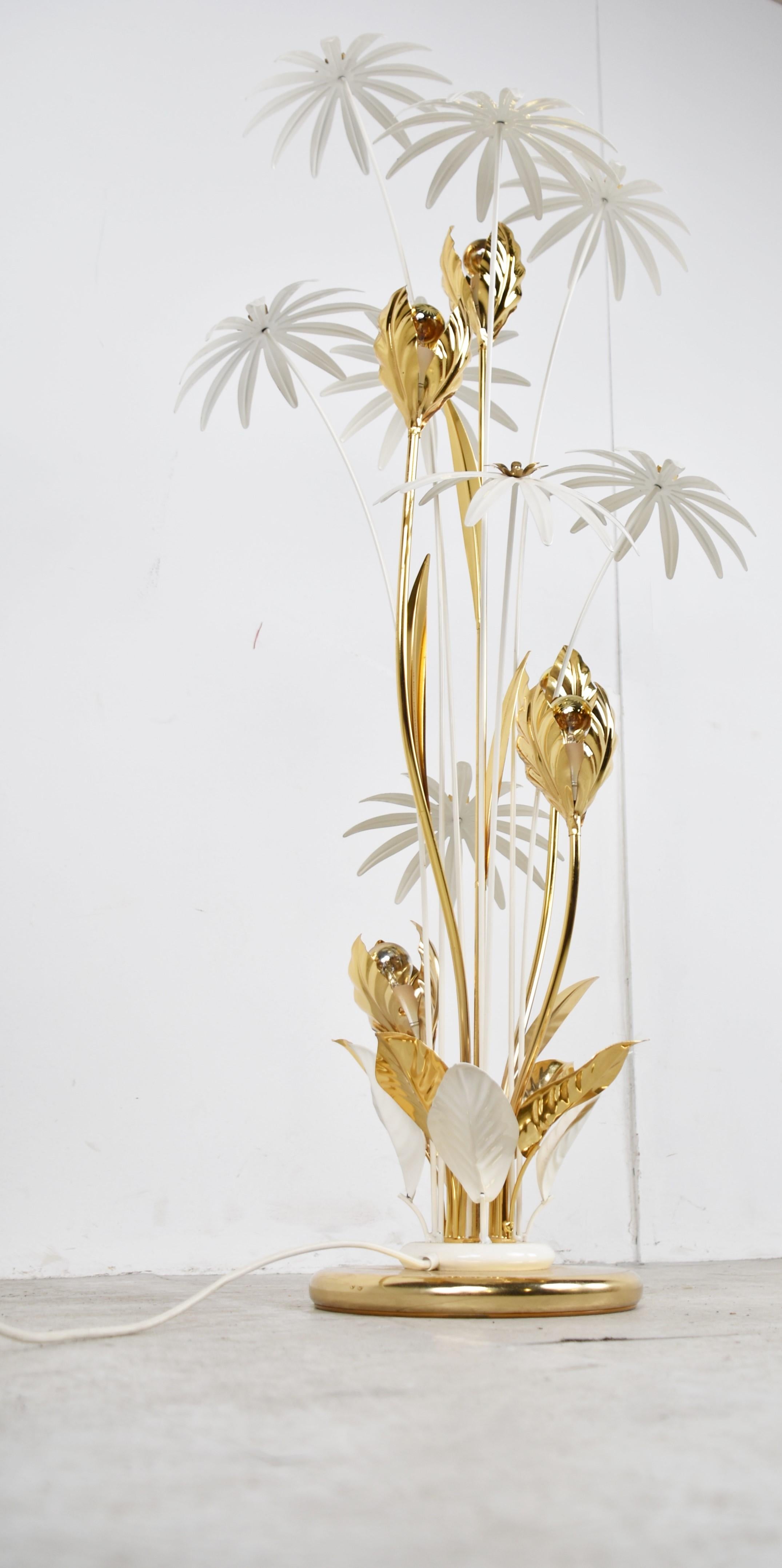 Große Stehlampe von Hans Kögl aus der Zeit des Hollywood Regency.

Die Lampe besteht aus Messing und weiß emaillierten Blumen.

Die Stehlampe strahlt ein wunderbares Licht aus.

Perfekter Zustand.

Wird mit einem Fußschalter geliefert.

Geprüft und