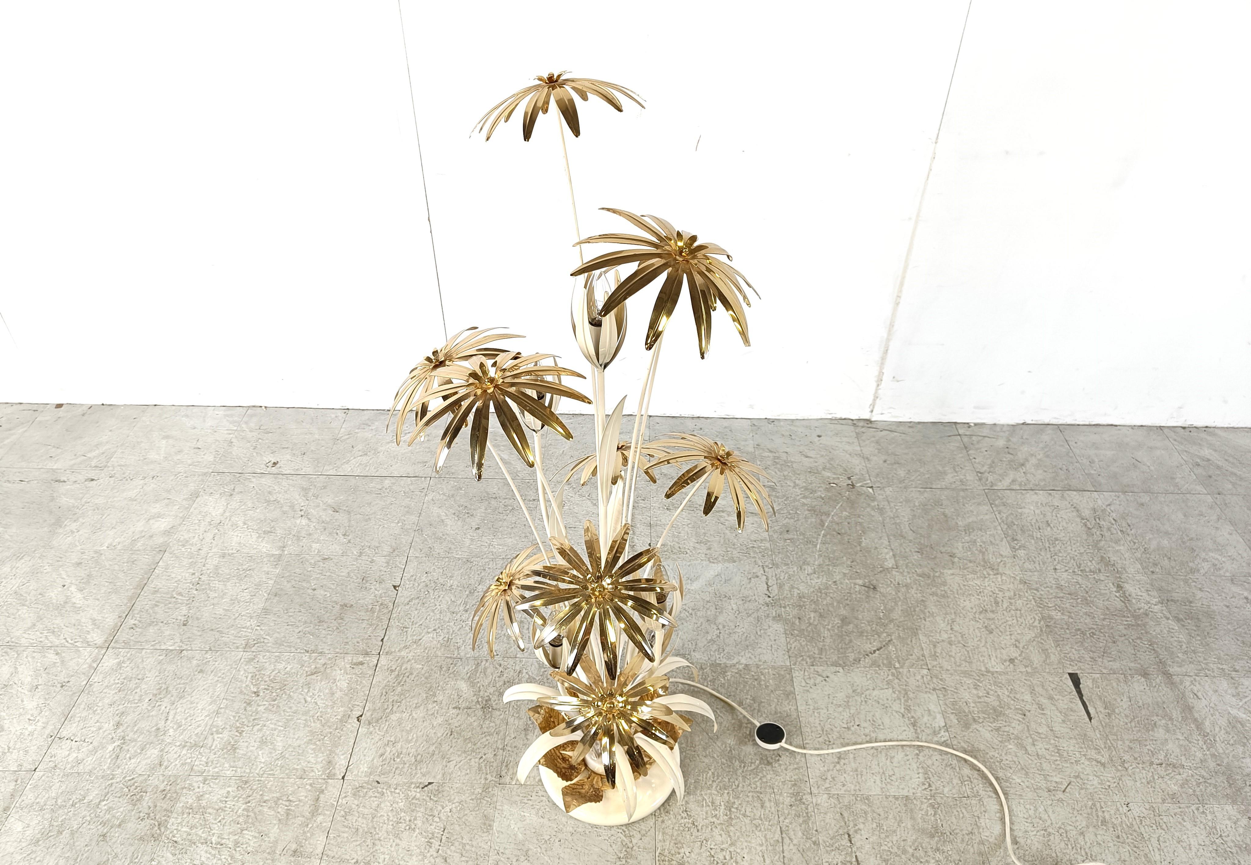 Large hollywood regency floor lamp by Hans Kögl.

Brass flowers and white metal stems.

The floor lamp emits an amazing light.

Perfect condition.

Comes with a foot switch.

Tested and ready to use with regular E14 light bulbs.

1970s -
