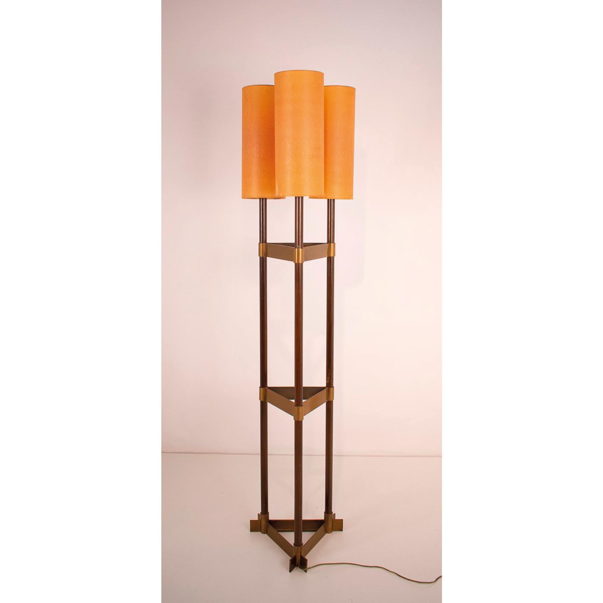 A brilliant design by Jordi Vilanova. In a refined and futuristic aesthetic, the designer created a timeless piece in 1960. Elegant and at the same time complex with its walnut and bronze structure which gives it real originality, this floor lamp