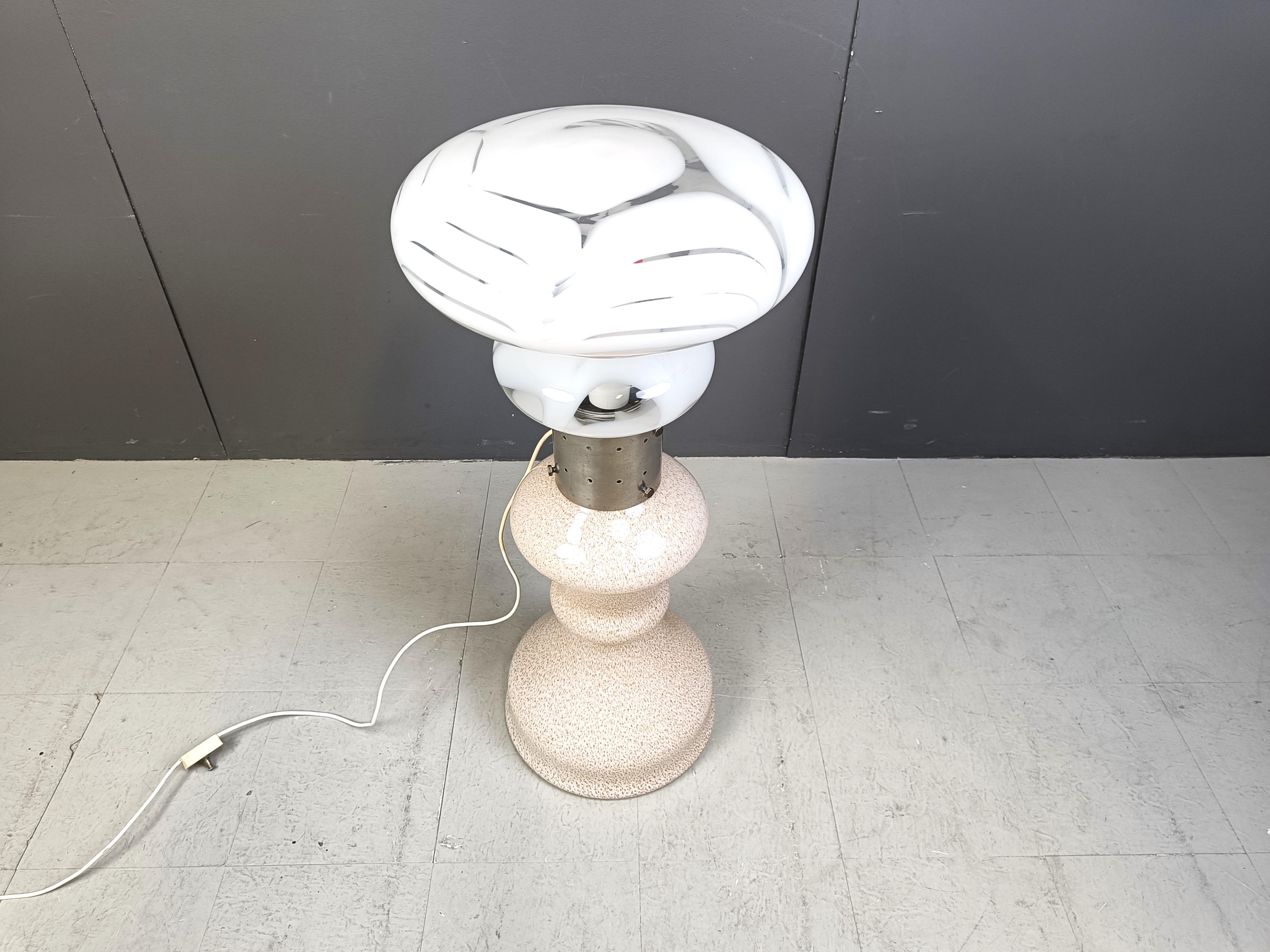 Lámpara de pie vintage formada por una pantalla de cristal de murano parcialmente blanca y una base de cristal rosa punteado.

Diseñado por Carlo Nason para Mazega AV

Esta hermosa lámpara de pie de cristal de murano emite una luz preciosa y puede