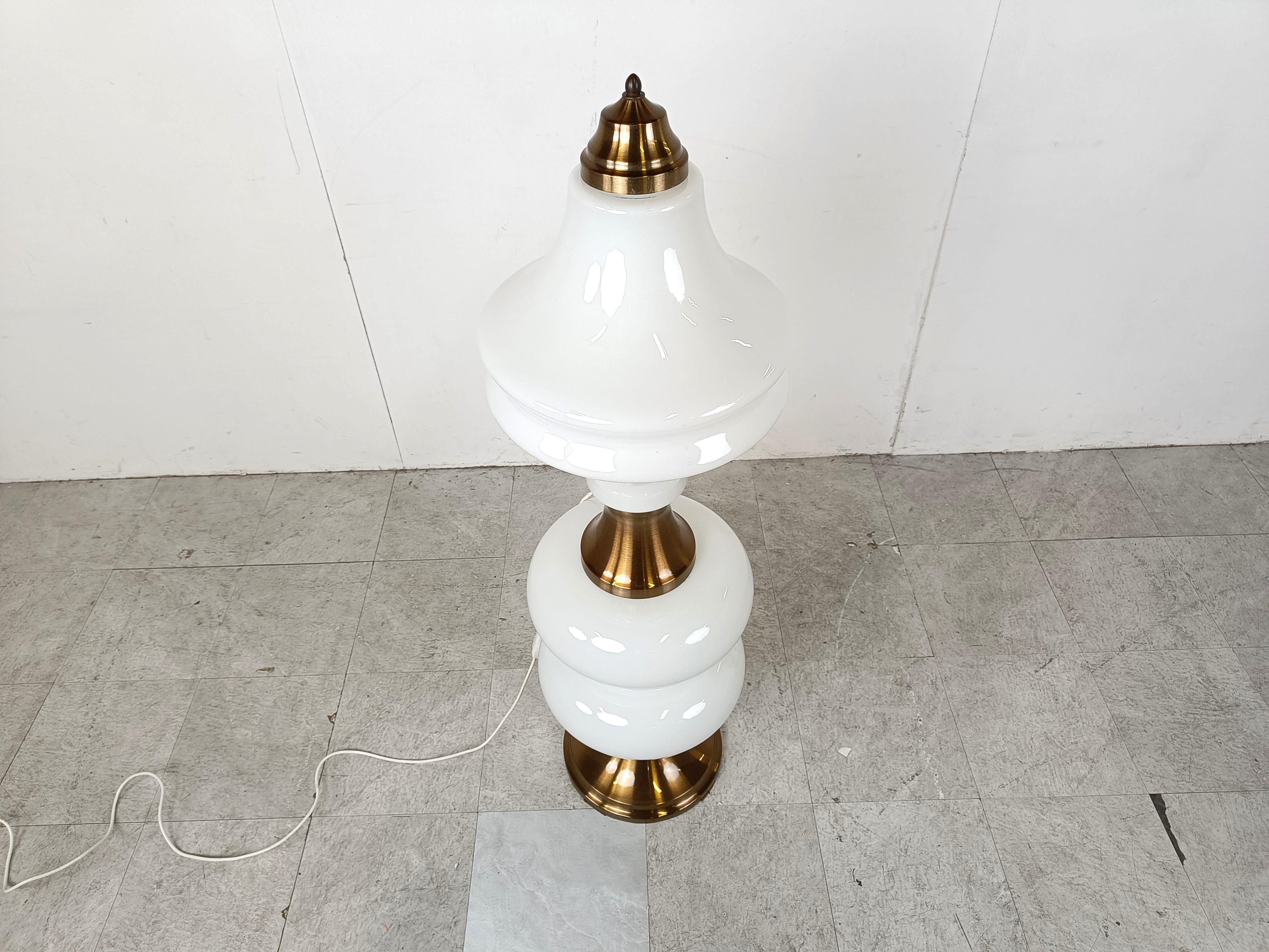 Lámpara de pie de mediados de siglo compuesta por dos piezas de cristal de murano blanco y piezas de unión de latón.

Emite una luz preciosa, puedes utilizar bombillas de distintos colores para conseguir una luz bonita y juguetona.

Probado y listo