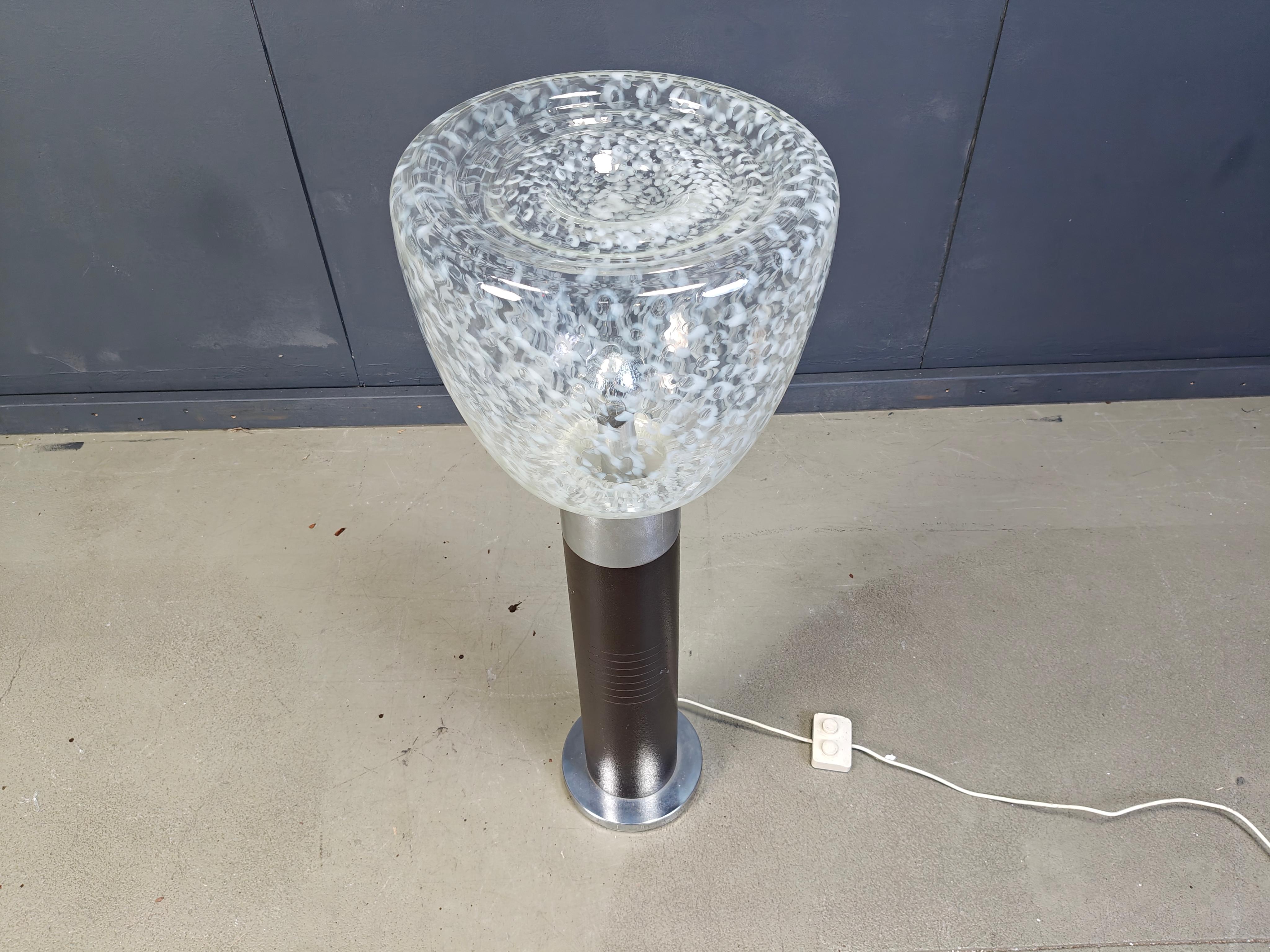 Lámpara de pie vintage de Mazzega con base de metal cromado y marrón con lámpara integrada en la base y pantalla de cristal de Murano.

Diseño llamativo, era de la era espacial

Probado con dos bombillas E27.

Las lámparas pueden encenderse