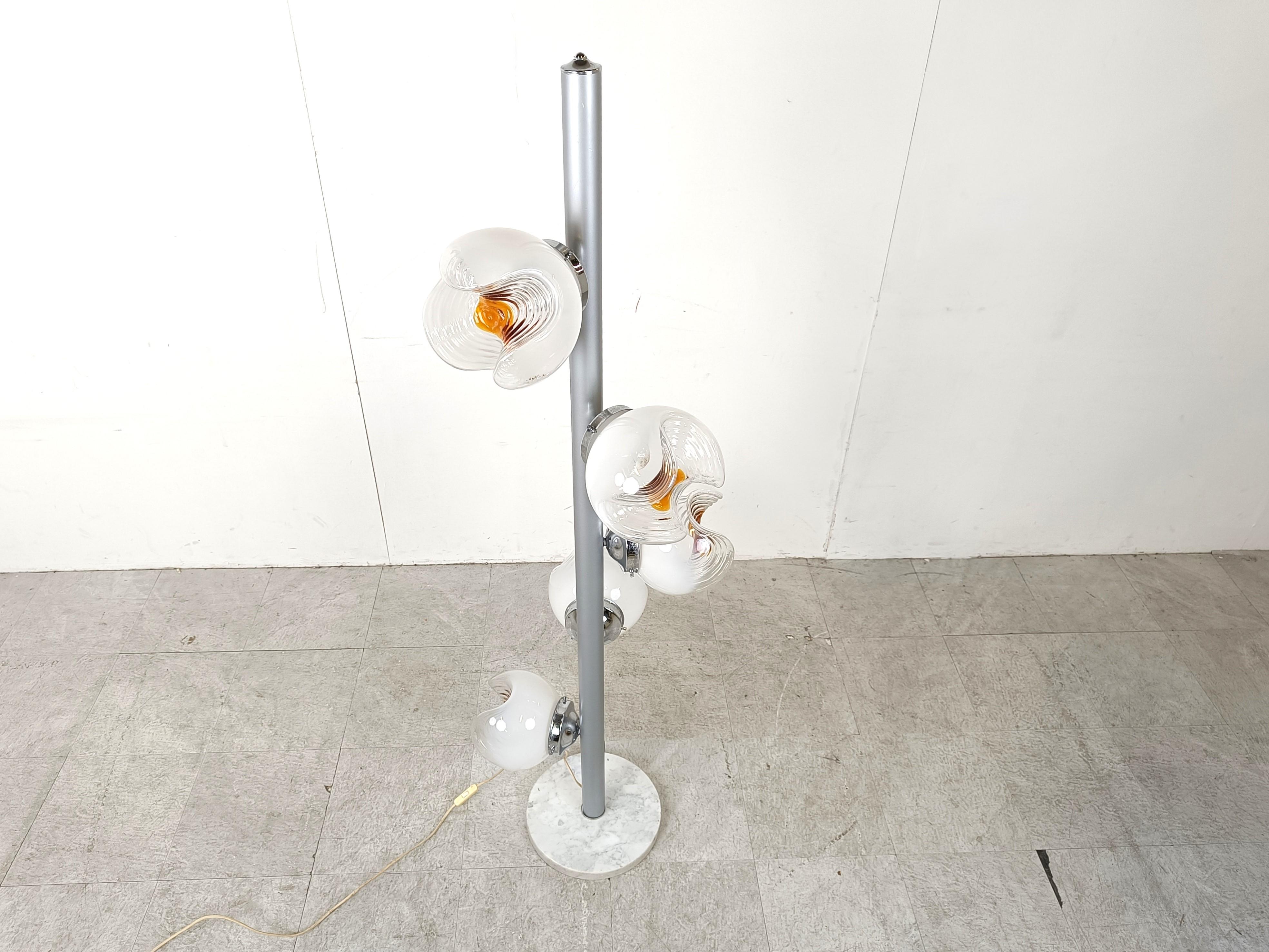 Rare mid century floor lamp by AV Mazzega.

The lamp has a round white marble base a grey metal rod and 5 murano glass white/transparant and orange glass globes.

The lamp emits a beautiful light.

Good condition.

Tested and ready to use. 

1970s -