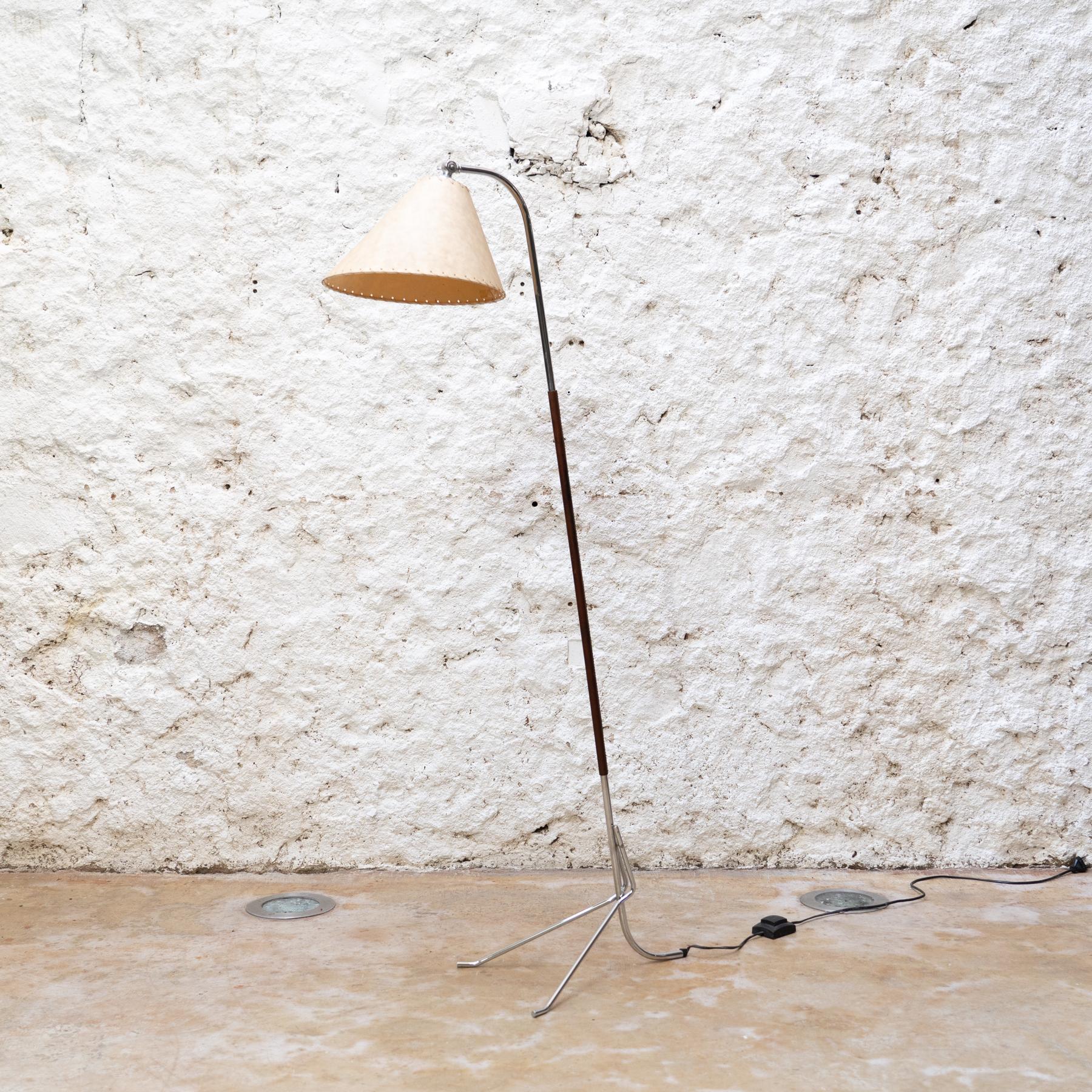 Vintage Floor Lamp by Pete Sans, Taller Uno, Barcelona, 1990s

Designer: Pete Sans

Manufacturer: Taller Uno, Barcelona

Year: 1990s

Materials: Steel base with natural leather cover, parchment lampshade

Condition: Good overall condition with signs