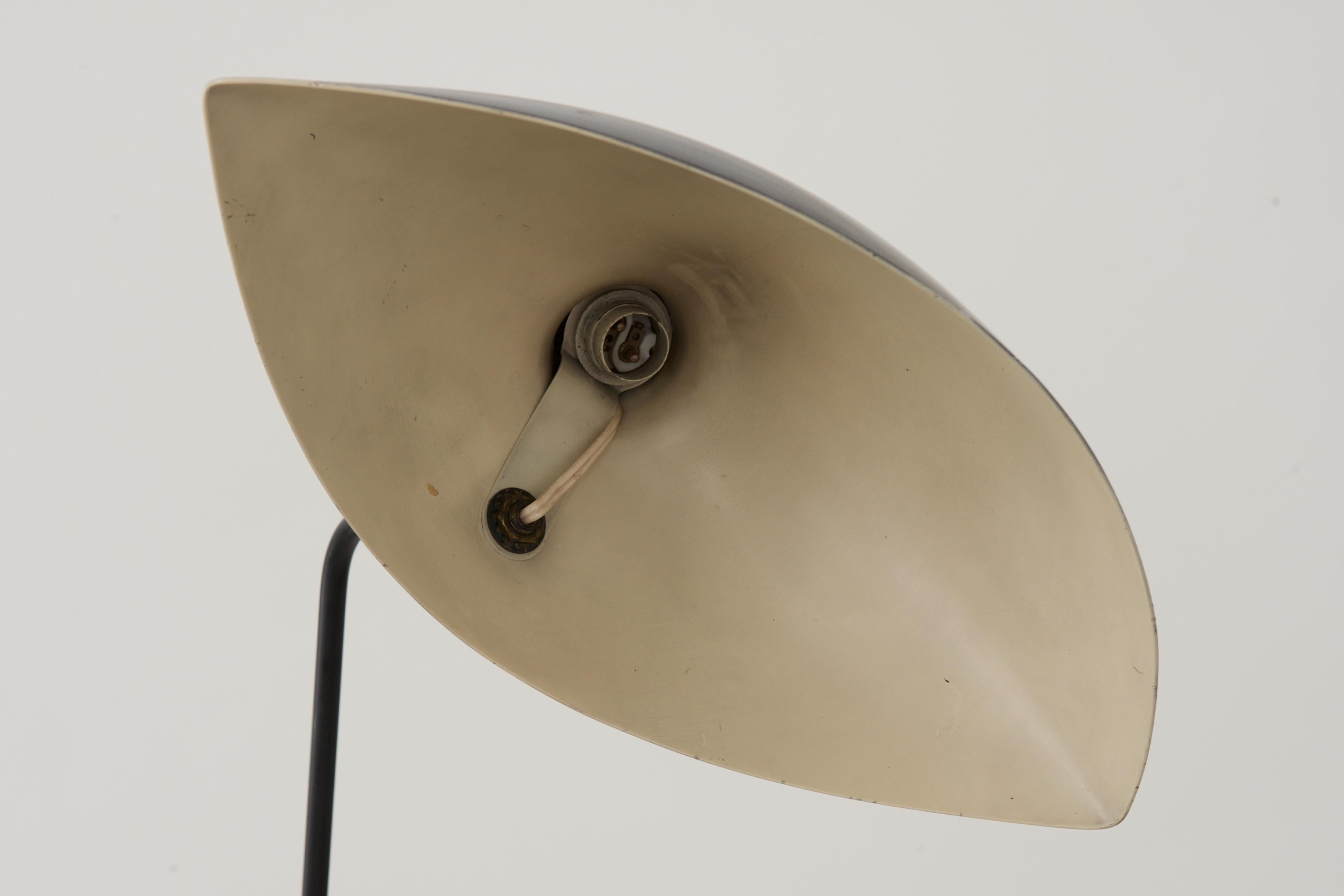 Vintage Floor Lamp by Serge Mouille, France, 1950s In Good Condition For Sale In Vienna, AT
