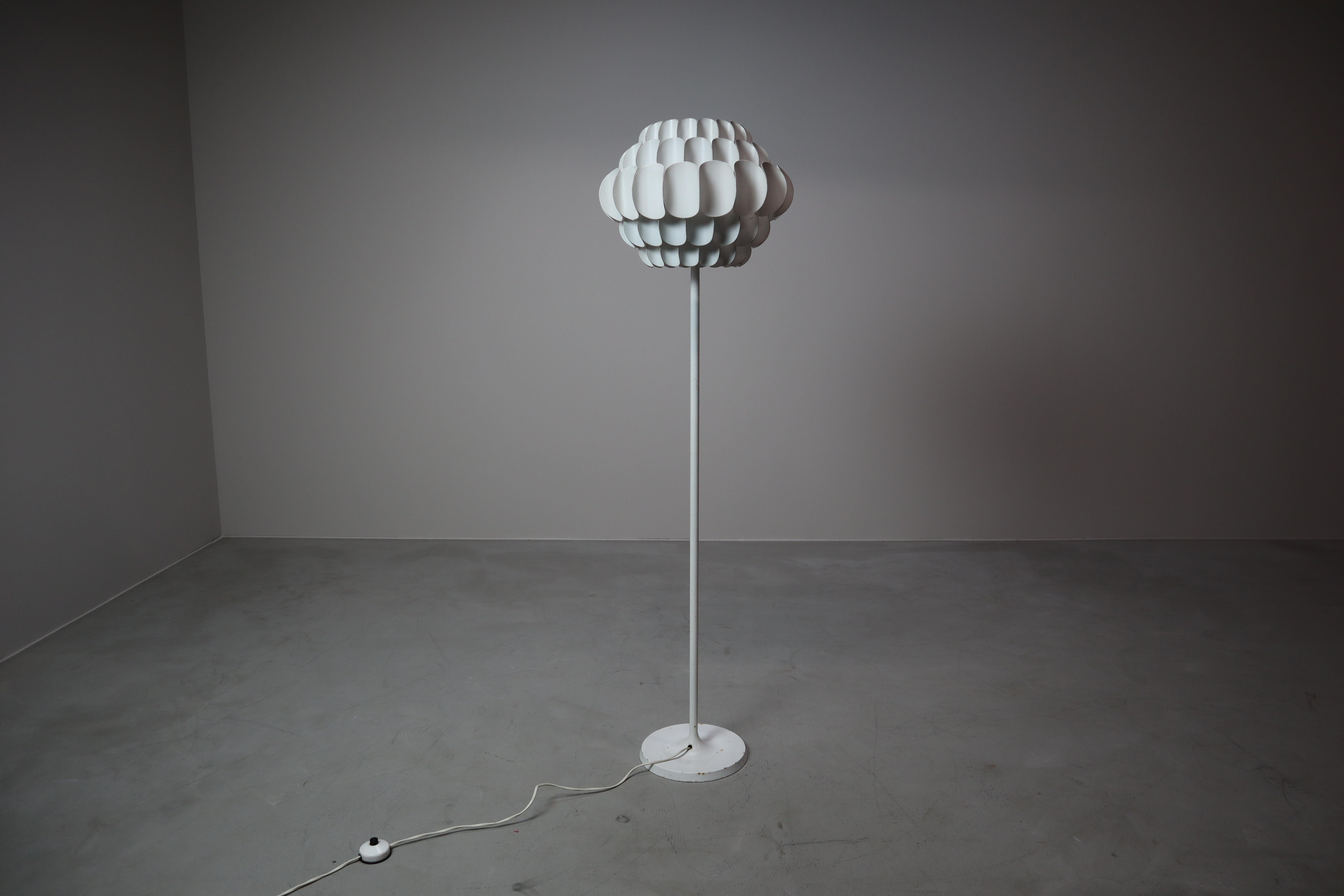 Vintage Floor Lamp by Temde Leuchten, 1960s Gemrany.

Give your interior a unique statement piece with this rare vintage floor lamp by Temde Leuchten, a design from the 1960s.
The lampshade consists of round folded metal plates that spread beautiful