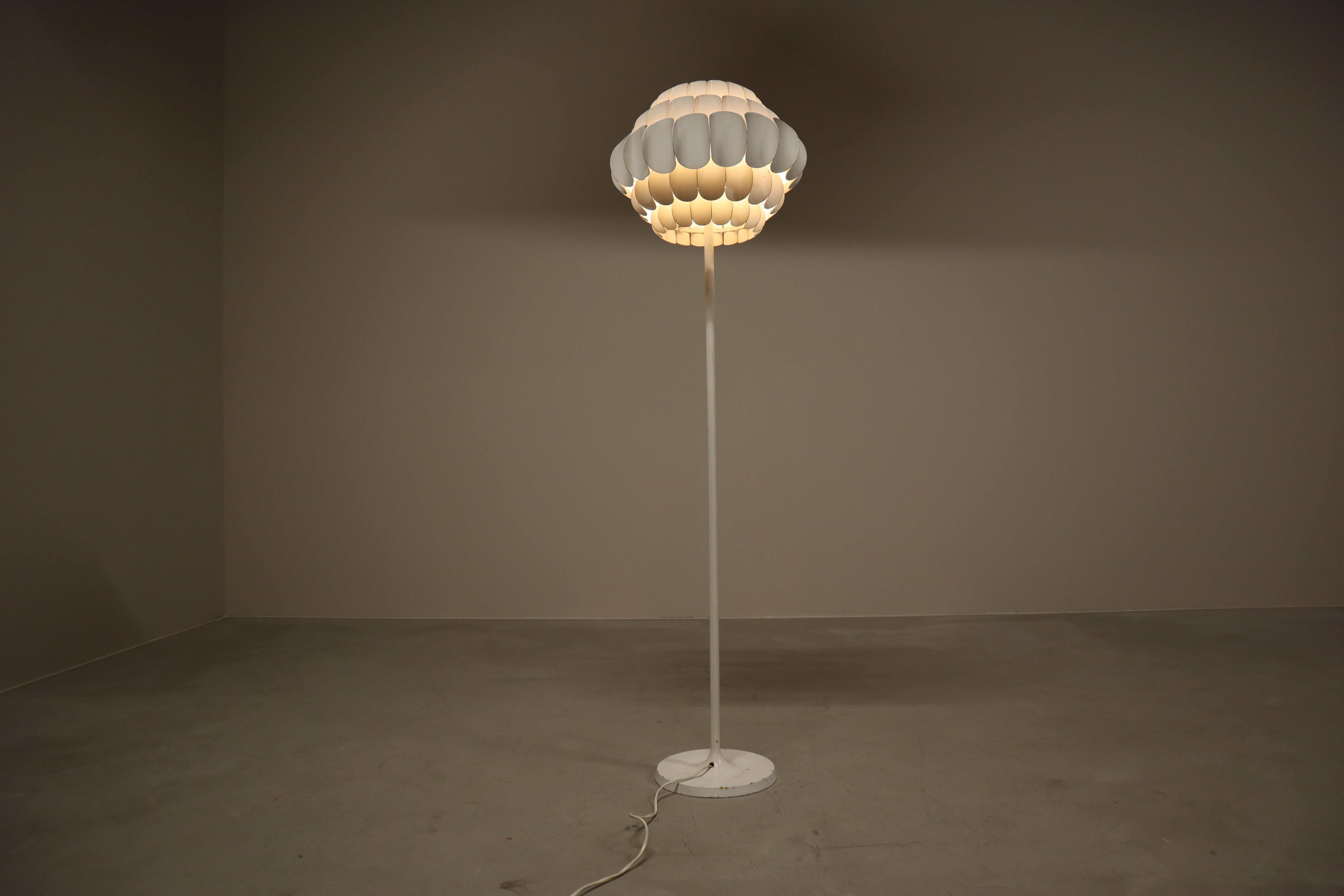 Vintage Floor Lamp by Temde Leuchten, 1960s Germany In Good Condition For Sale In Langemark-Poelkapelle, BE
