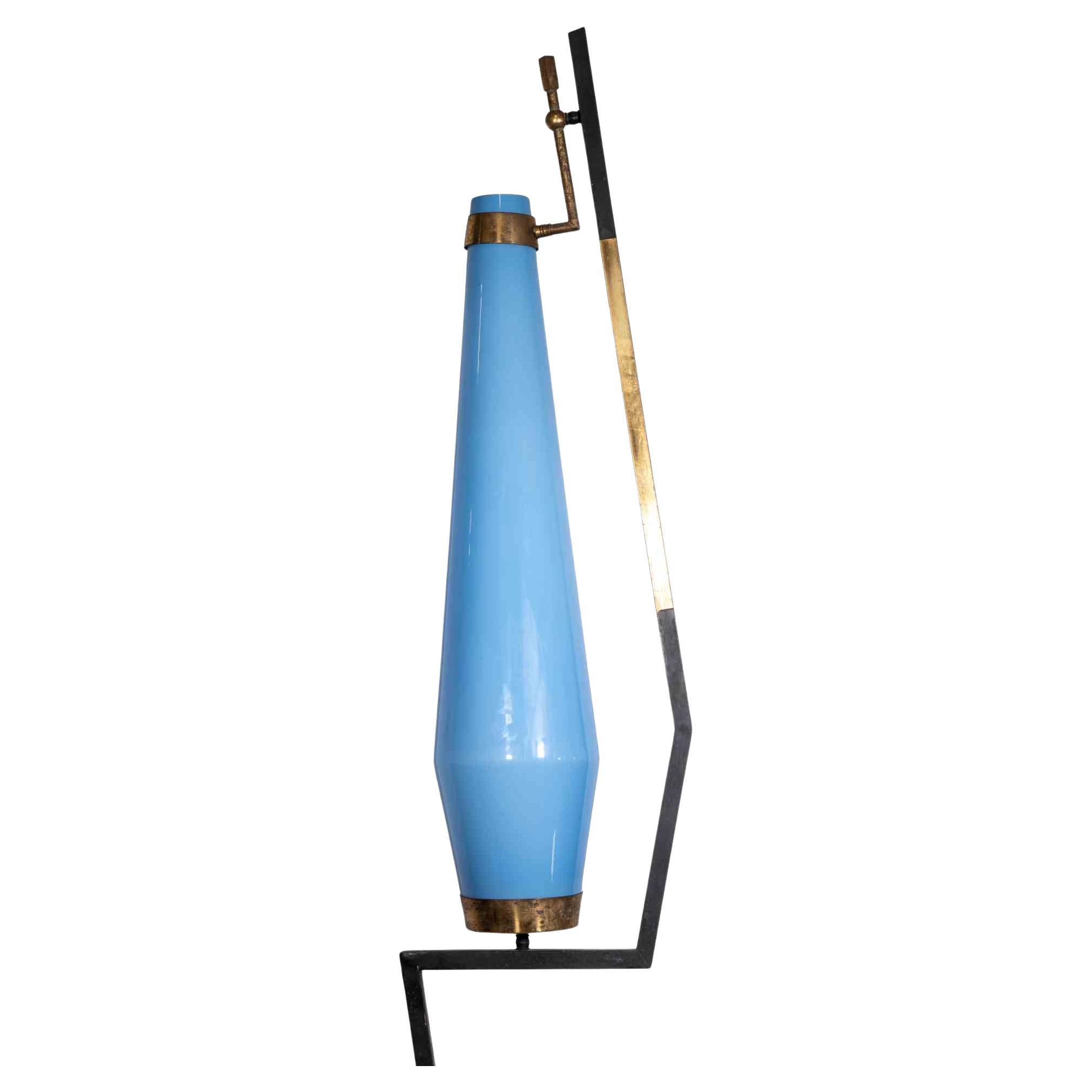 Le lampadaire est une lampe de conception originale réalisée dans les années 1970 par Gino Vistosi.

Abat-jour en verre de Murano bleu clair, base en métal, laiton et marbre de forme ronde.

Etat neuf (quelques manques de matière sur le