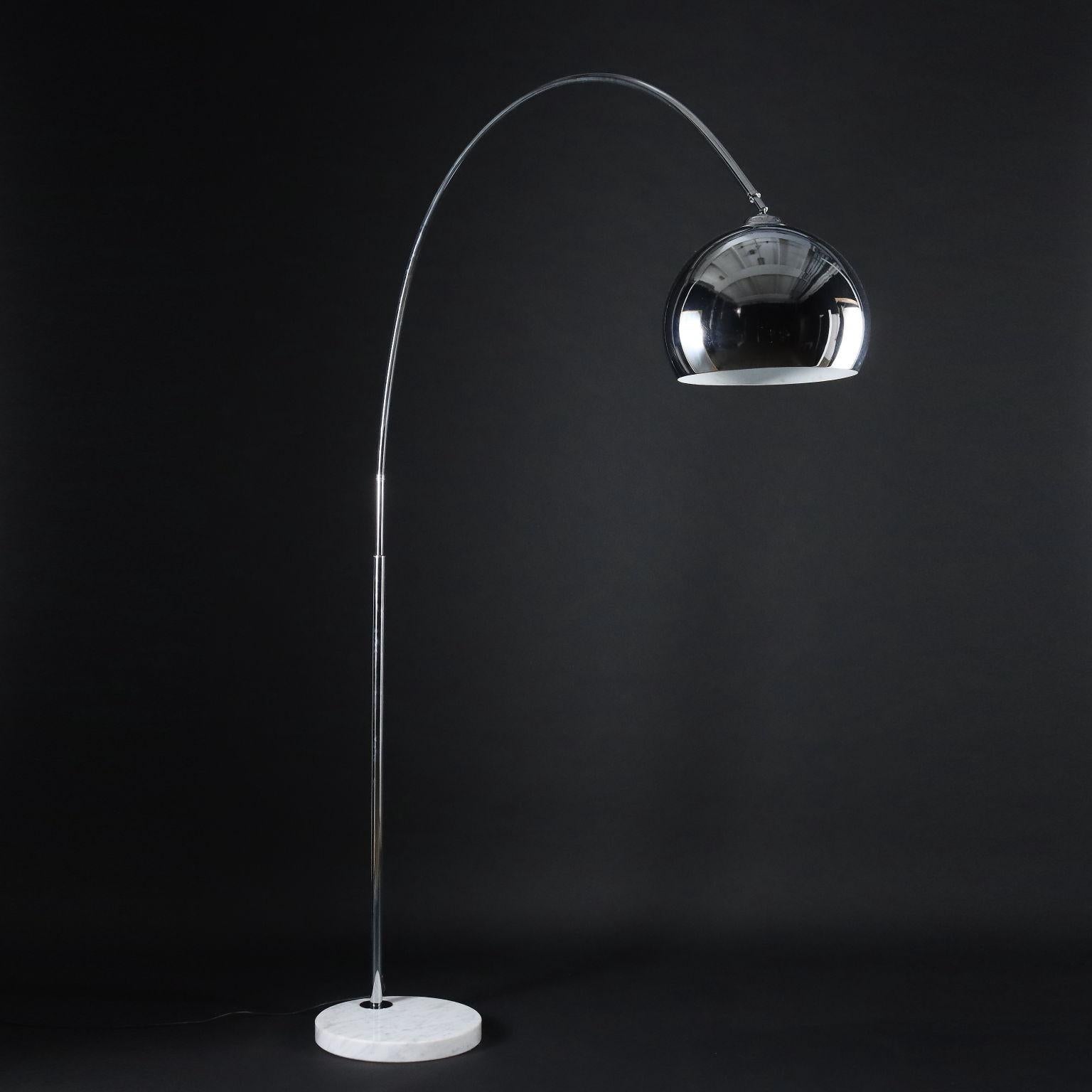 Height-adjustable floor lamp made of chrome-plated metal with marble base.