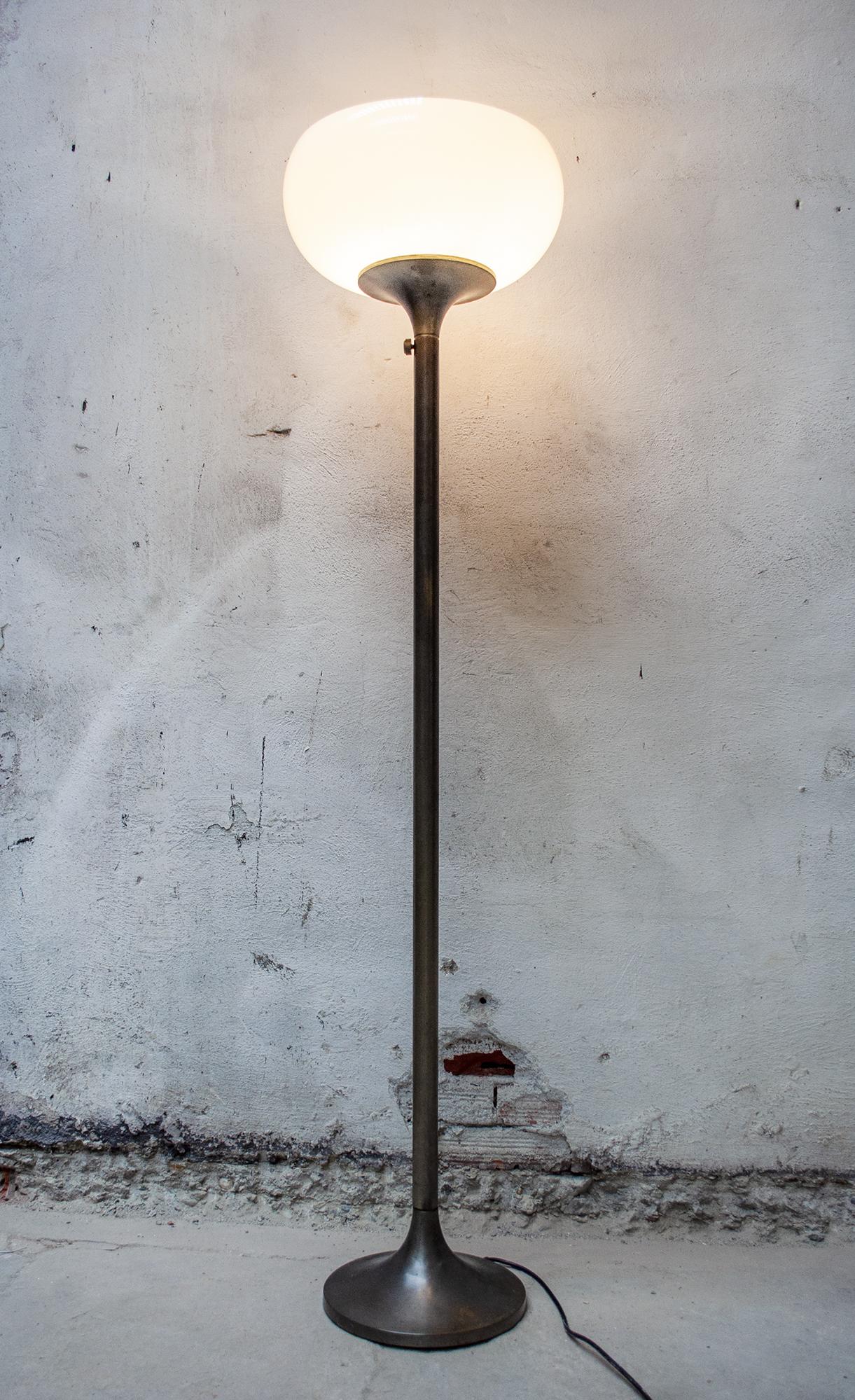Floor lamp with nickel-plated brass structure, white opal glass shade and opal plexiglas.
Model D668
Candle manufacturer
1960s.