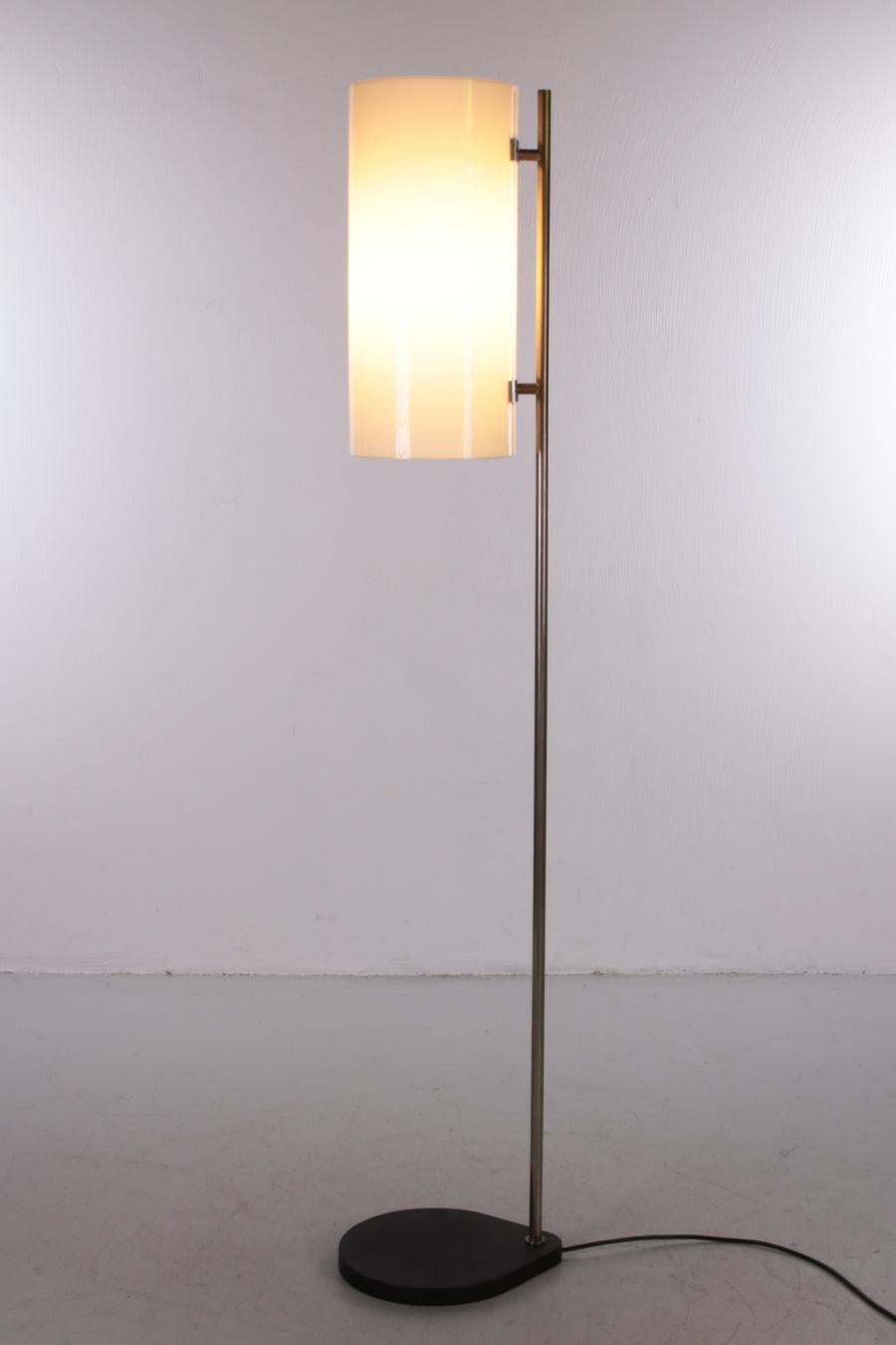 Vintage Floor lamp Danish design by Louis Poulssen years 50s
Vintage floor lamp Danish design by Louis Poulssen 1950s


This lamp is very special, presumably Louis Poulssen from the 1950s.

The lamps were once specially designed for the hospital in