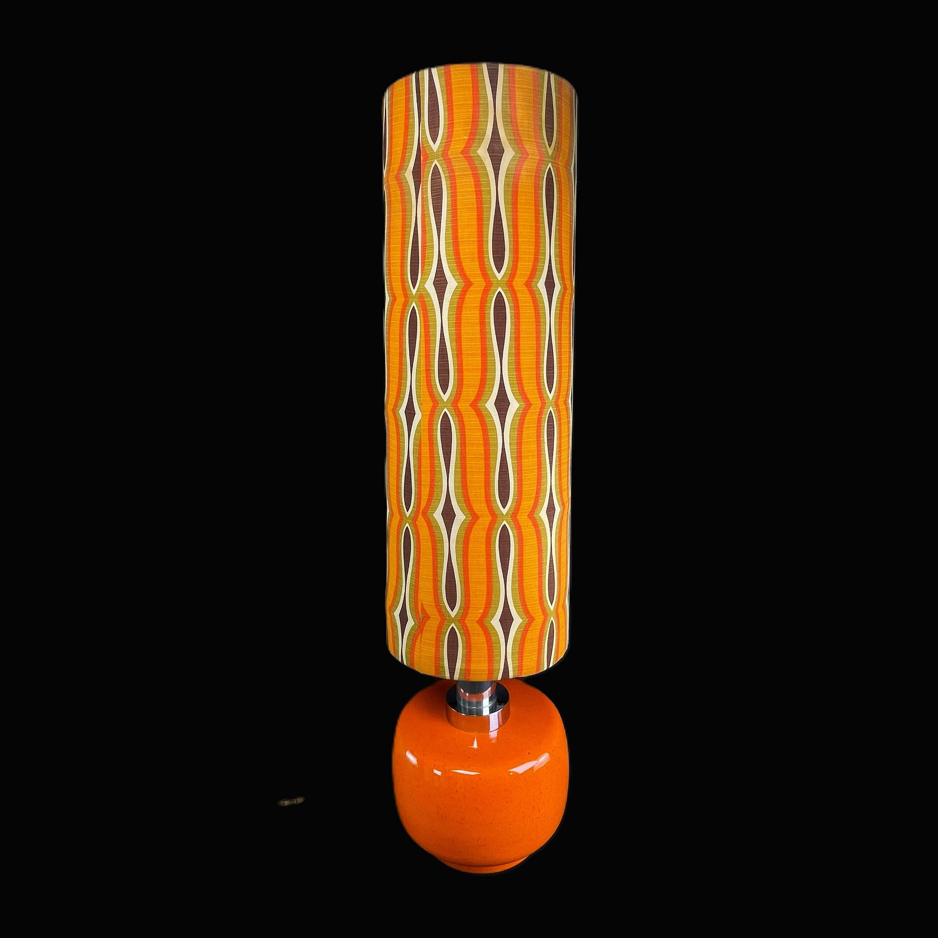 Lampadaire Flower Power en céramique orange, années 1970

Ce vieux lampadaire original a été fabriqué dans les années 1970.
La lampe a une base en céramique en parfait état et un abat-jour en tissu avec un intérieur en plastique.
Une pièce unique