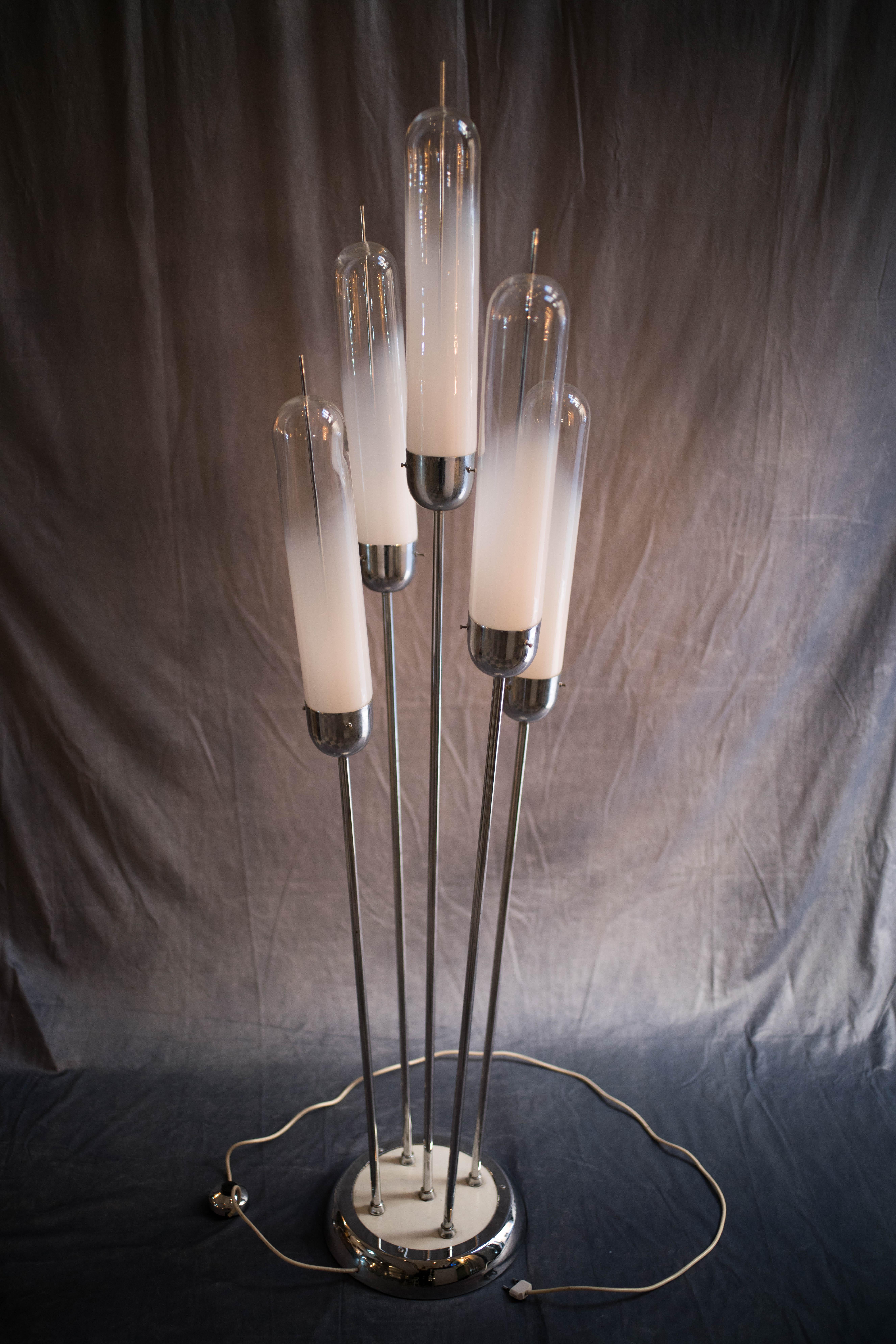 This Reggiani floor lamp is an elegant design lamp designed by Goffredo Reggiani.

A superb floor lamp with five Murano glass lightbulbs.

Very good conditions.

Not much information is available on the biography of the Italian lighting