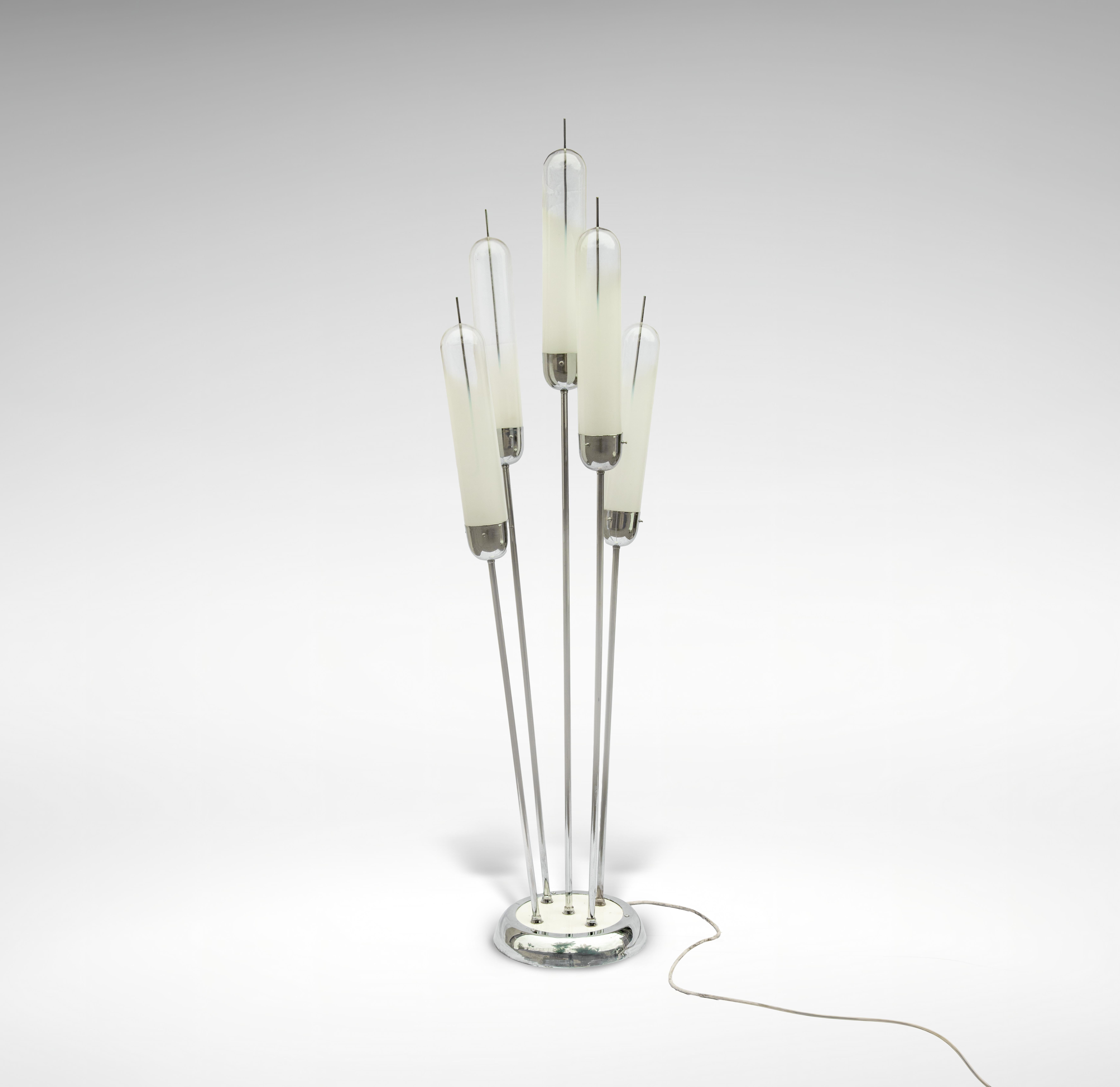 This Reggiani floor lamp is an elegant design lamp designed by Goffredo Reggiani.

With five Murano glass lightbulbs.

Very good condition.

Not much information is available on the biography of the Italian lighting designer Goffredo Reggiani, but