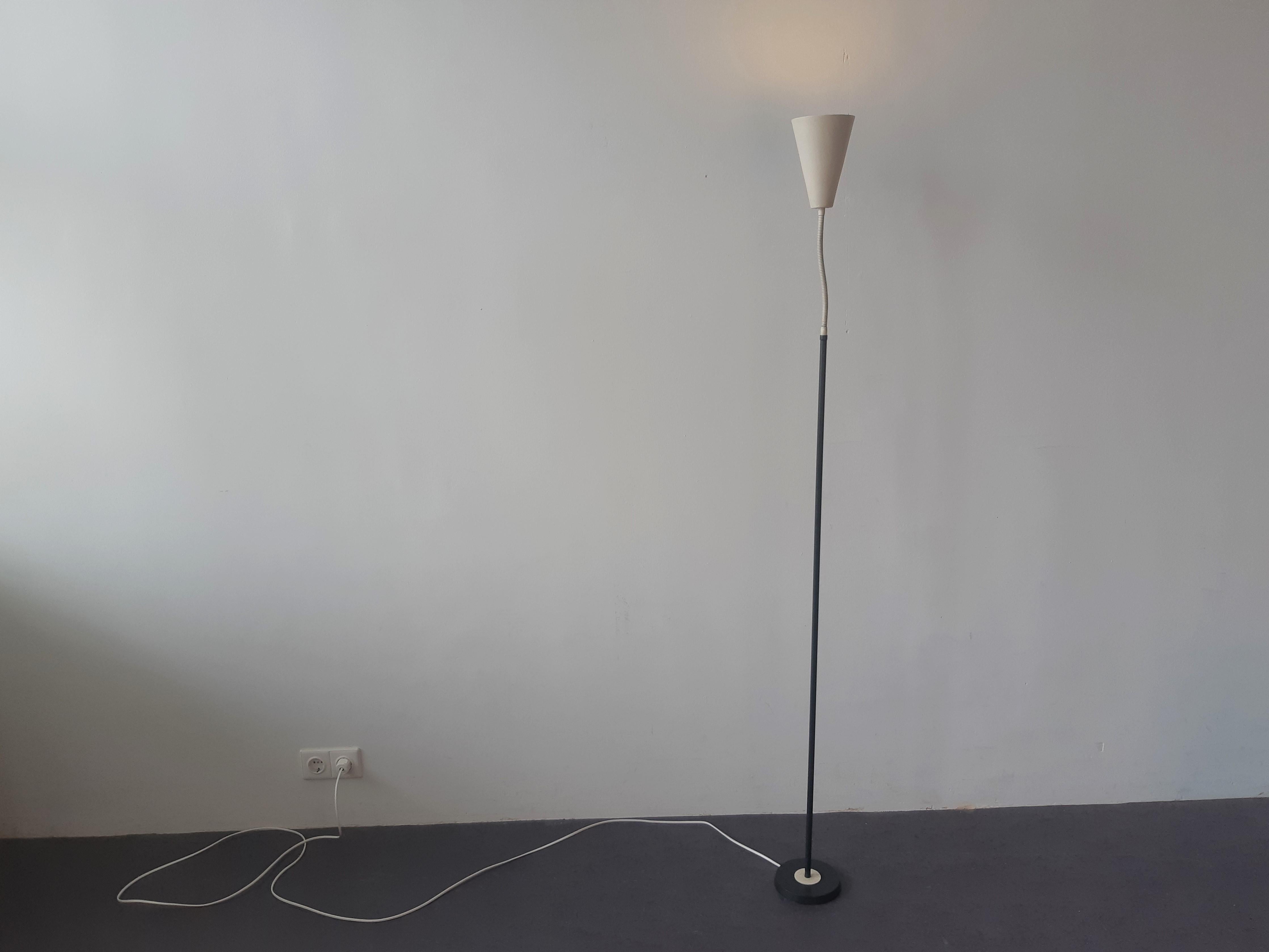 Vintage Floor Lamp in Black and White, 1950's In Good Condition In Steenwijk, NL