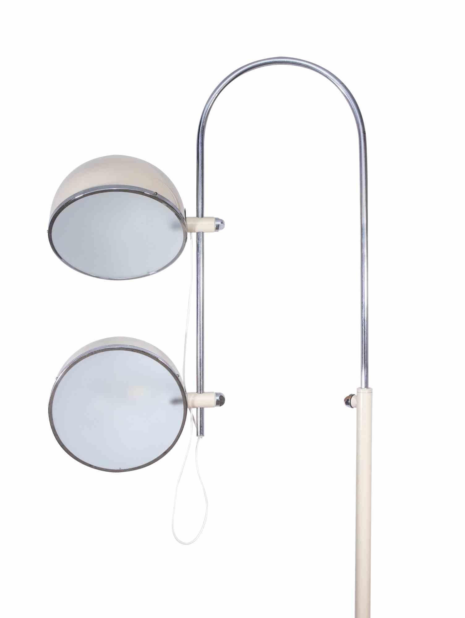 Le lampadaire Vintage By est un objet de design original réalisé par la production italienne dans les années 1960.

Le fer, l'acier et le verre.

Paire de 2 lampes orientables, abat-jour avec plaque de verre, tige réglable.

Dimensions : H