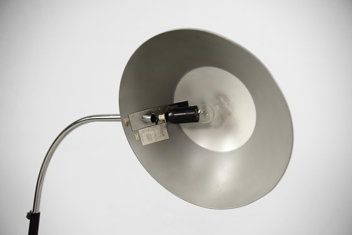Ce lampadaire Komet 1557 a été conçu par Per Sundstedt pour la manufacture suédoise Kosta Lampan AB dans les années 1970. Cette lampe est fabriquée en métal : chromé et noir. Il dispose d'un système de réglage de la hauteur dans une fourchette de