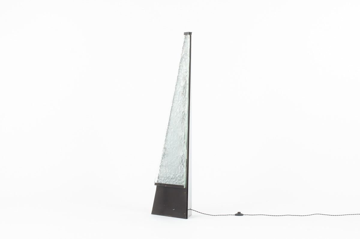 Lampadaire italien des années 70
Structure pyramidale en métal laqué noir 
Dalle de verre à l'avant
6 points lumineux
A noter : petit manque de laque à l'avant (voir photo) - quelques traces de temps sur le métal
L'électricité est une nouveauté