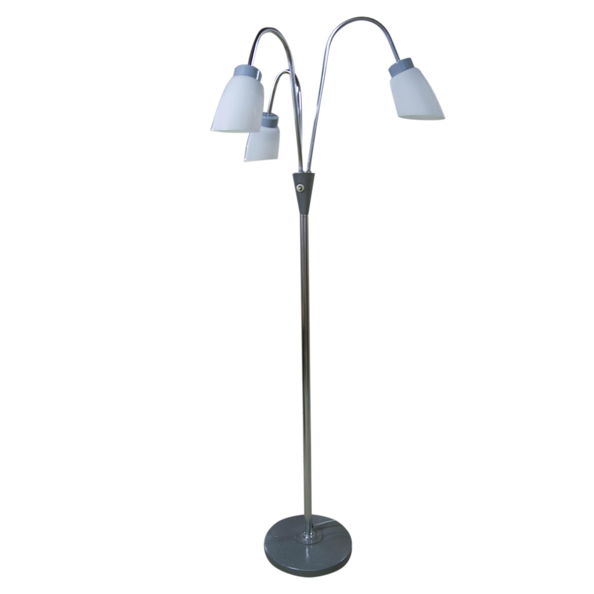 Dreiflammige Stehlampe, hergestellt Mitte des Jahrhunderts im Stil von Stilnovo, mit verstellbaren Opalglas-Tulpenschirmen, die an einem verchromten Stiel befestigt sind, auf einem massiven runden Sockel. In sehr gutem Zustand, nach Restaurierung,