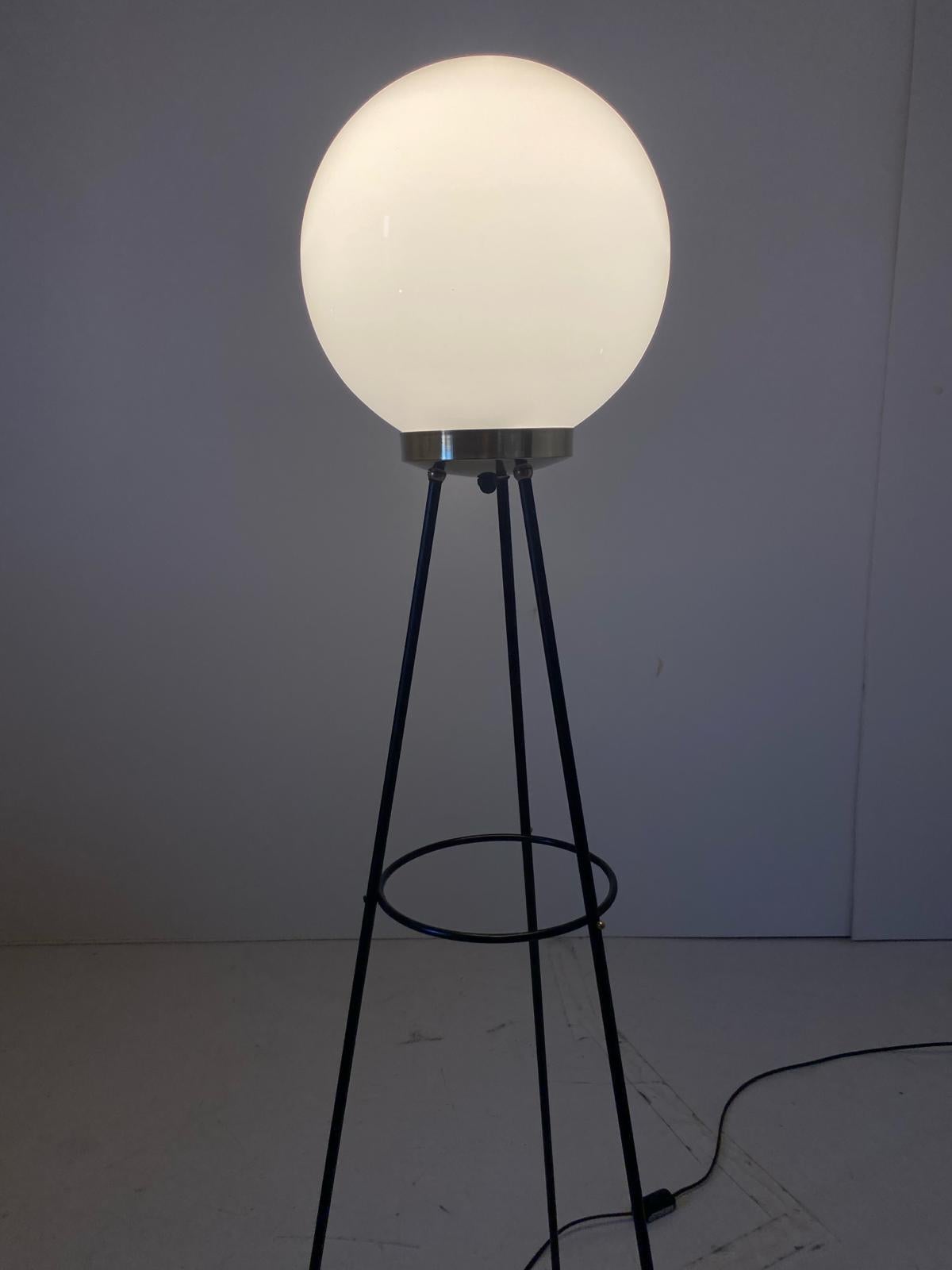 Vintage floor lamp,  Opaline Stilnovo tripode, Italy 1950s In Good Condition For Sale In Ceglie Messapica, IT