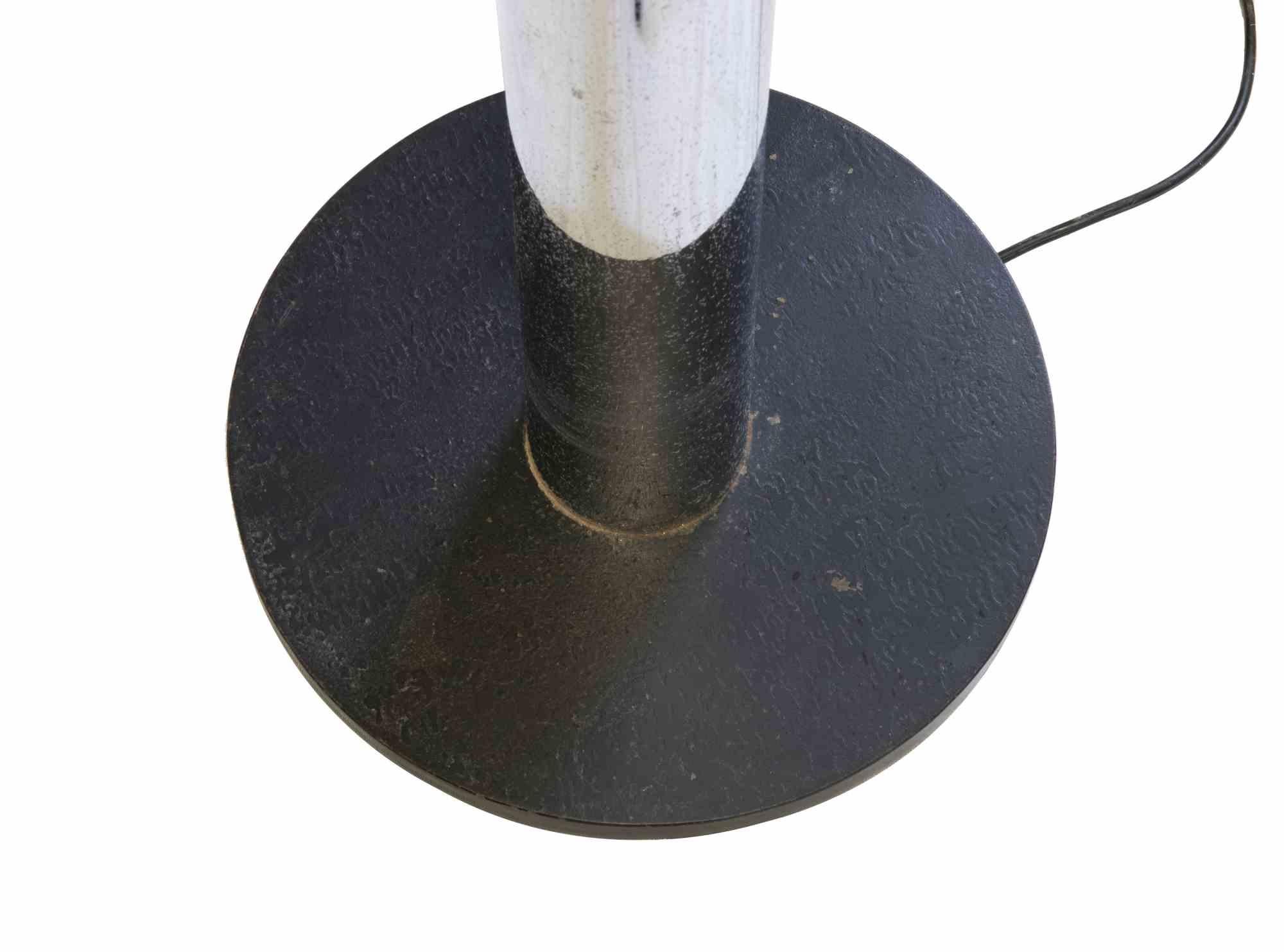 Vintage Stehlampe P428 ist ein originelles Design Lampe realisiert von Pia Guidetti Crippa in der Mitte des 20.

Eine Ikonenleuchte aus Stahl, Glas und weiß lackiertem, verchromtem Metall.

Pia Guidetti Crippa begann, sich dem Design von Möbeln
