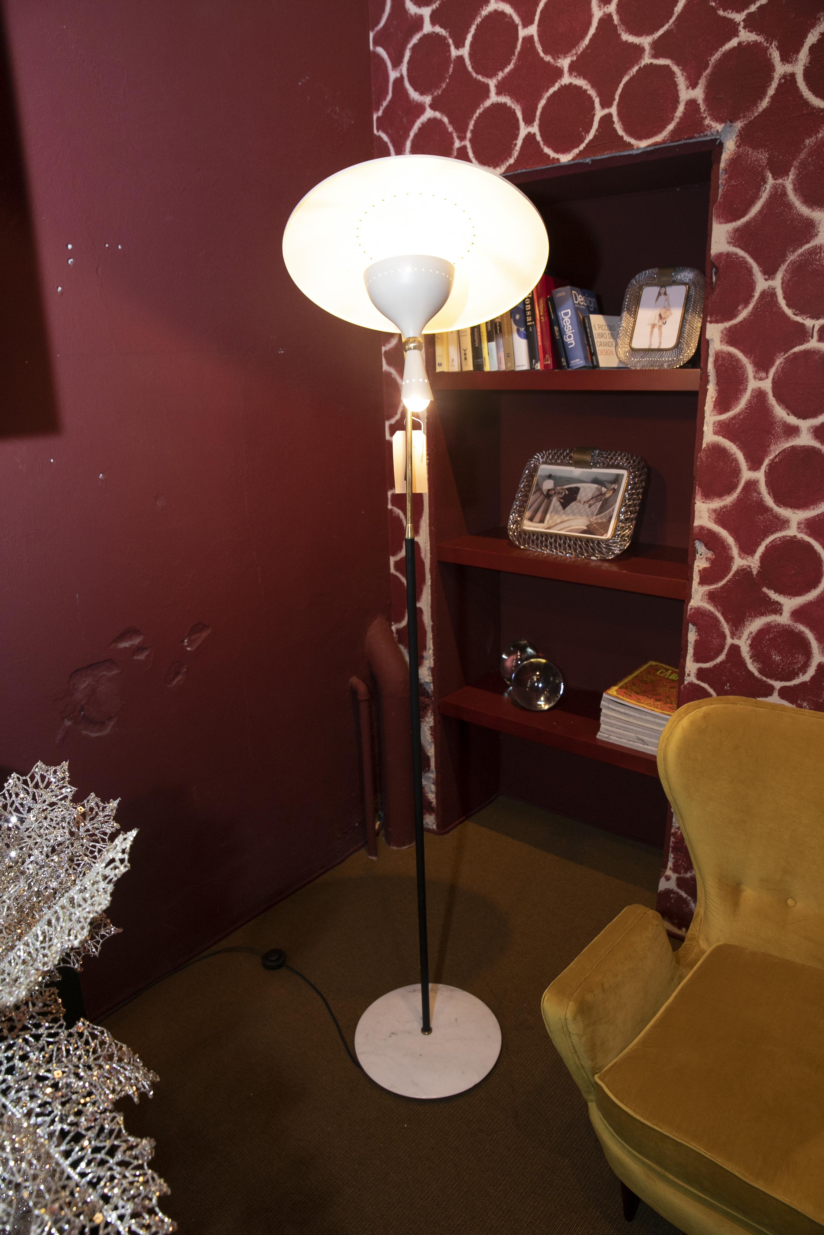 Nice floor lamp manufactured circa 1970-1980 in Italy.
Unknown designer and manufacturer.
White shade with a brass and black metal body, white marble base.
Double illumination.
The article has age-related scratches.