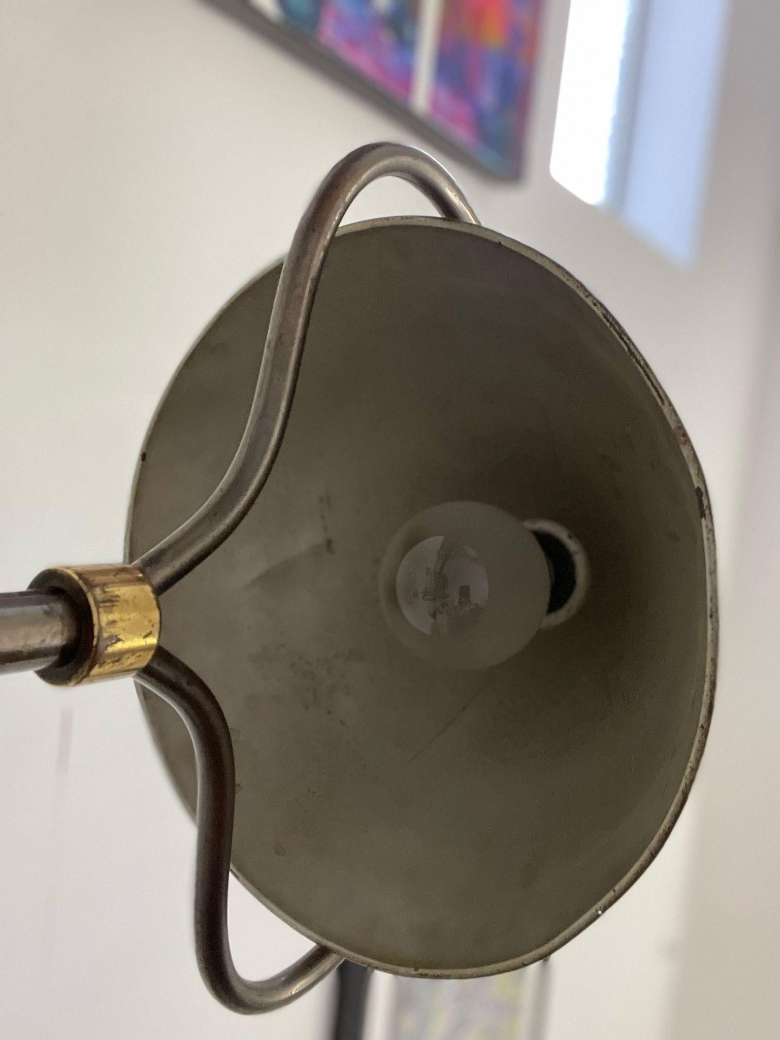 Vintage Stehlampe mit angebrachtem Streu- und Streichholzhalter im Angebot 1