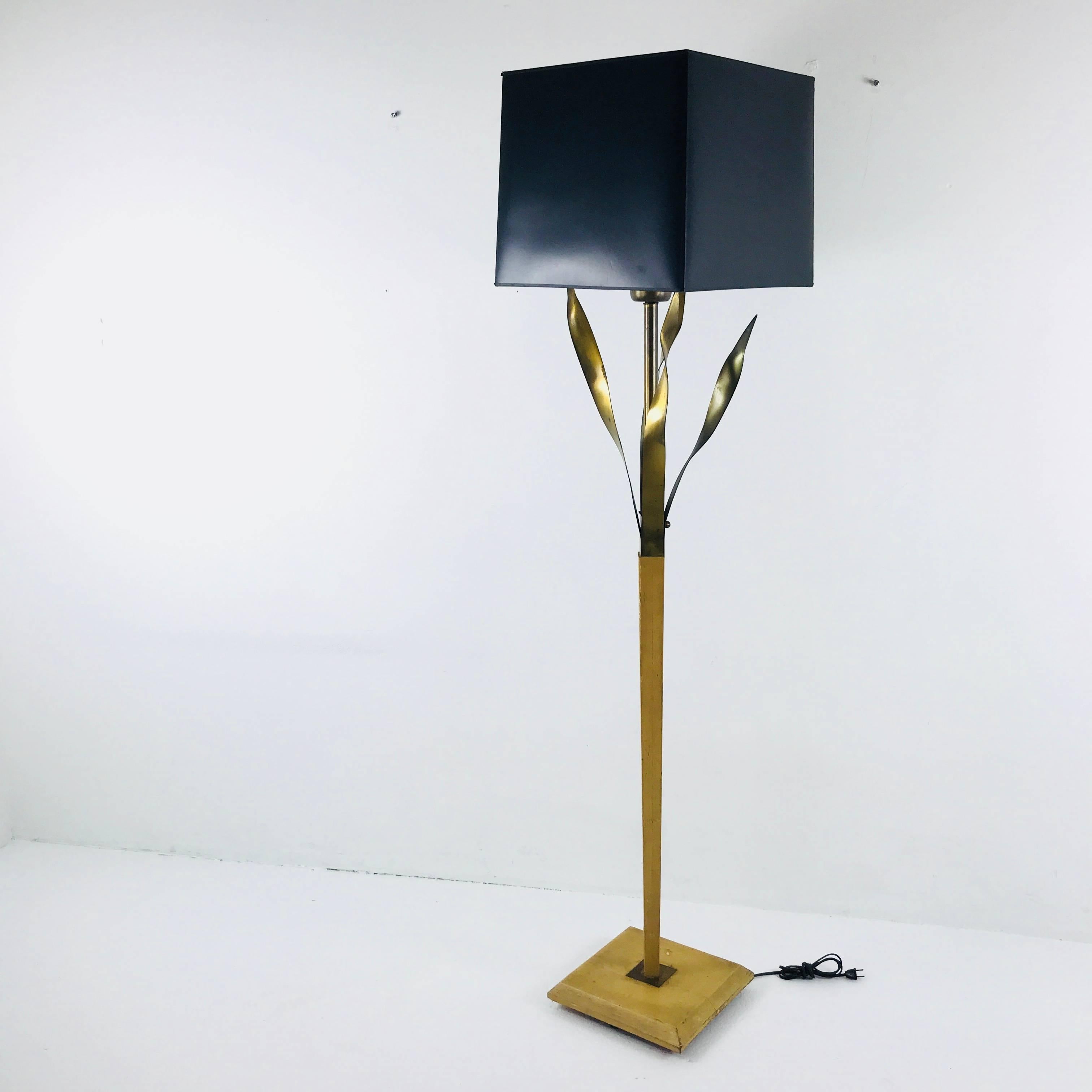 Vintage Floor Lamp with Brass Fronds In Good Condition For Sale In Dallas, TX