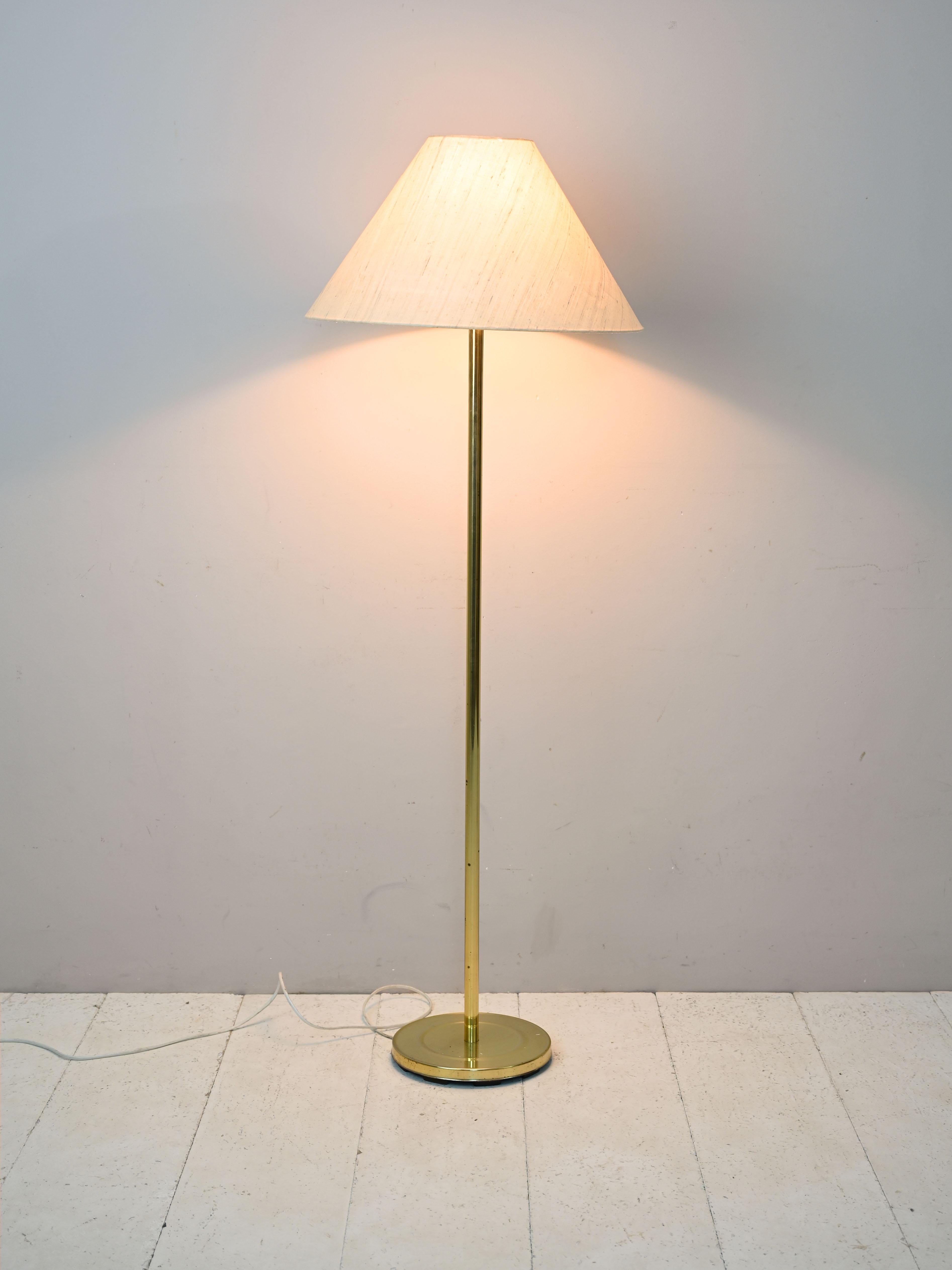 1960s lamp of Scandinavian origin with fabric shade.

An elegant piece of furniture with a classic taste that will be able to recreate an atmosphere in perfect Hygge style.
The frame is made of gilded metal and the lampshade is made of light