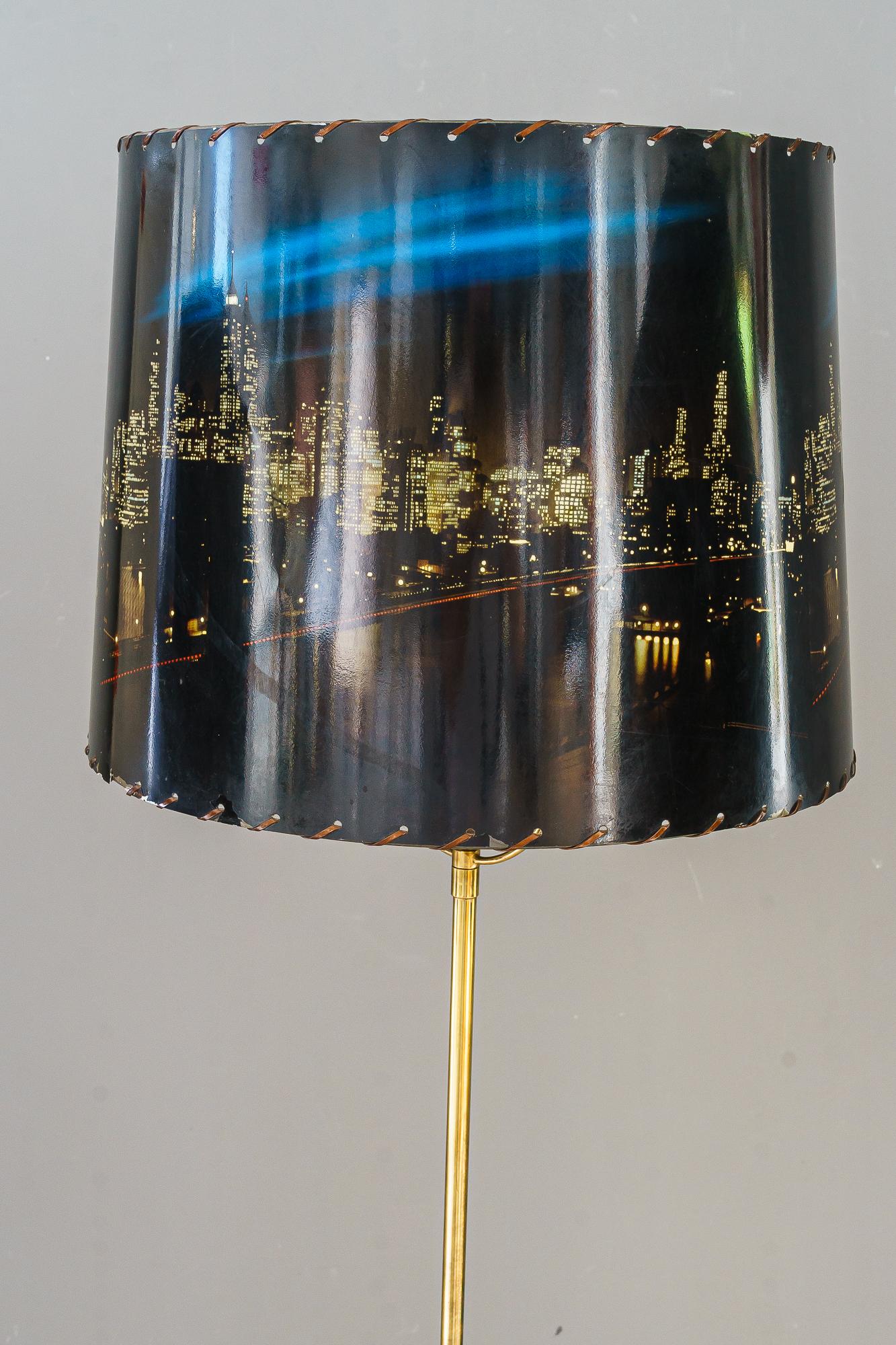 Milieu du XXe siècle Lampadaire vintage avec abat-jour motif New York Vintage vers 1950 ( l'abat-jour est endommagé ) en vente