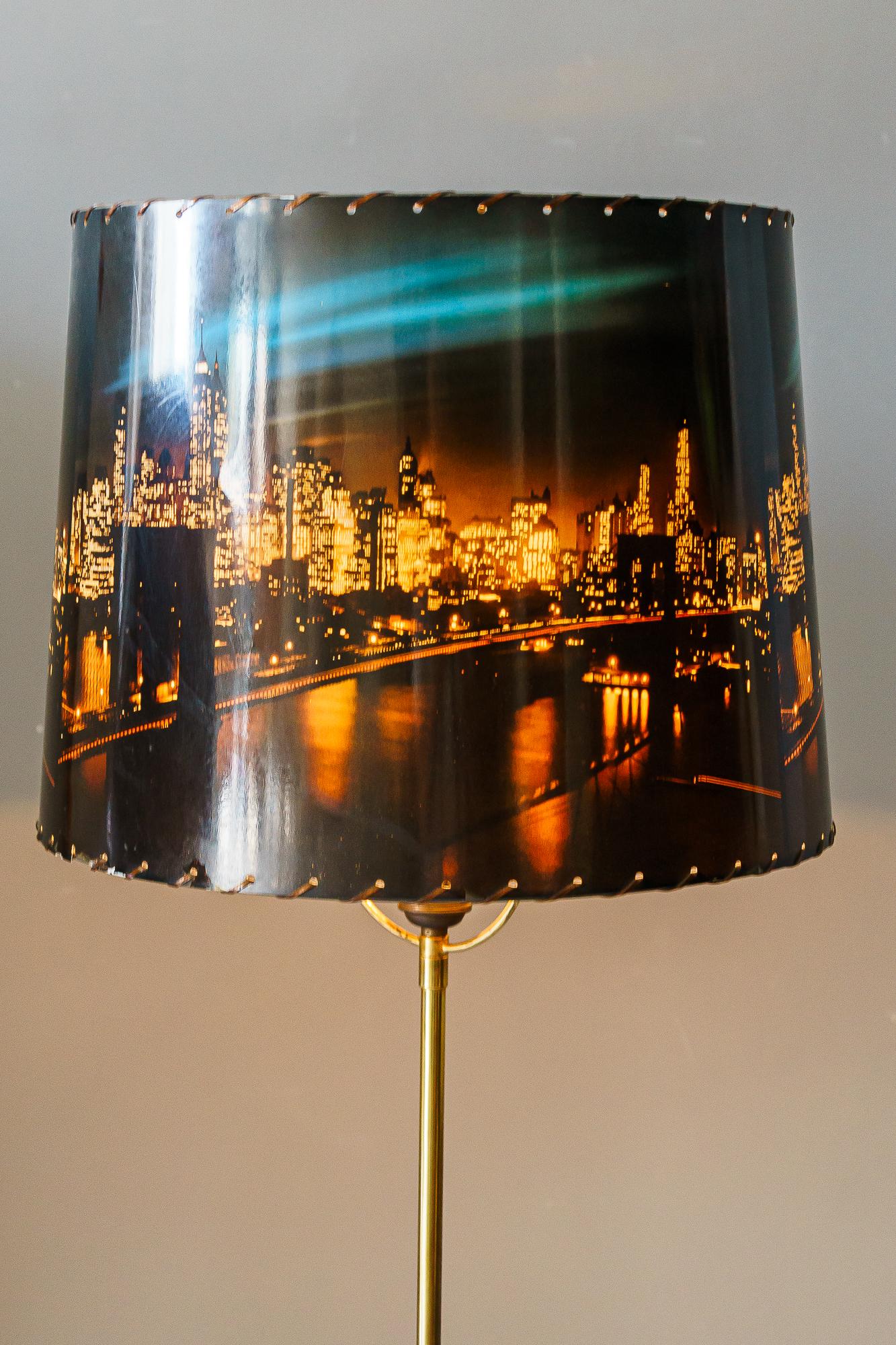 Laiton Lampadaire vintage avec abat-jour motif New York Vintage vers 1950 ( l'abat-jour est endommagé ) en vente
