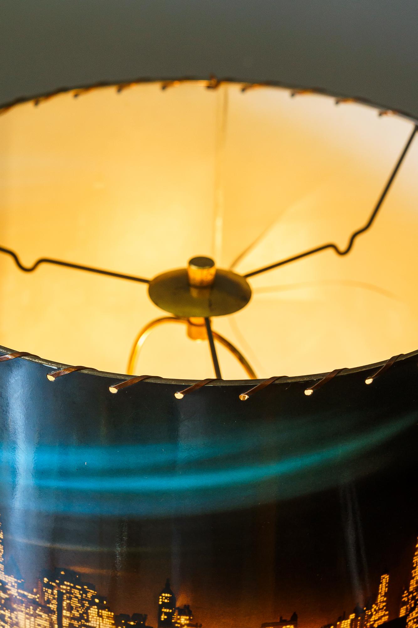 Lampadaire vintage avec abat-jour motif New York Vintage vers 1950 ( l'abat-jour est endommagé ) en vente 1