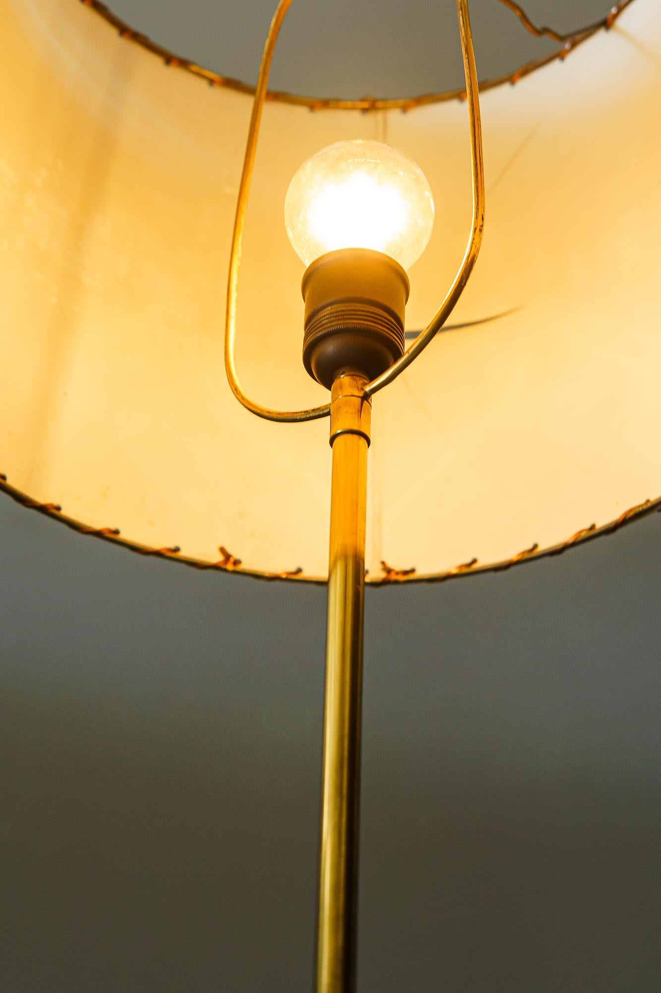Lampadaire vintage avec abat-jour motif New York Vintage vers 1950 ( l'abat-jour est endommagé ) en vente 2