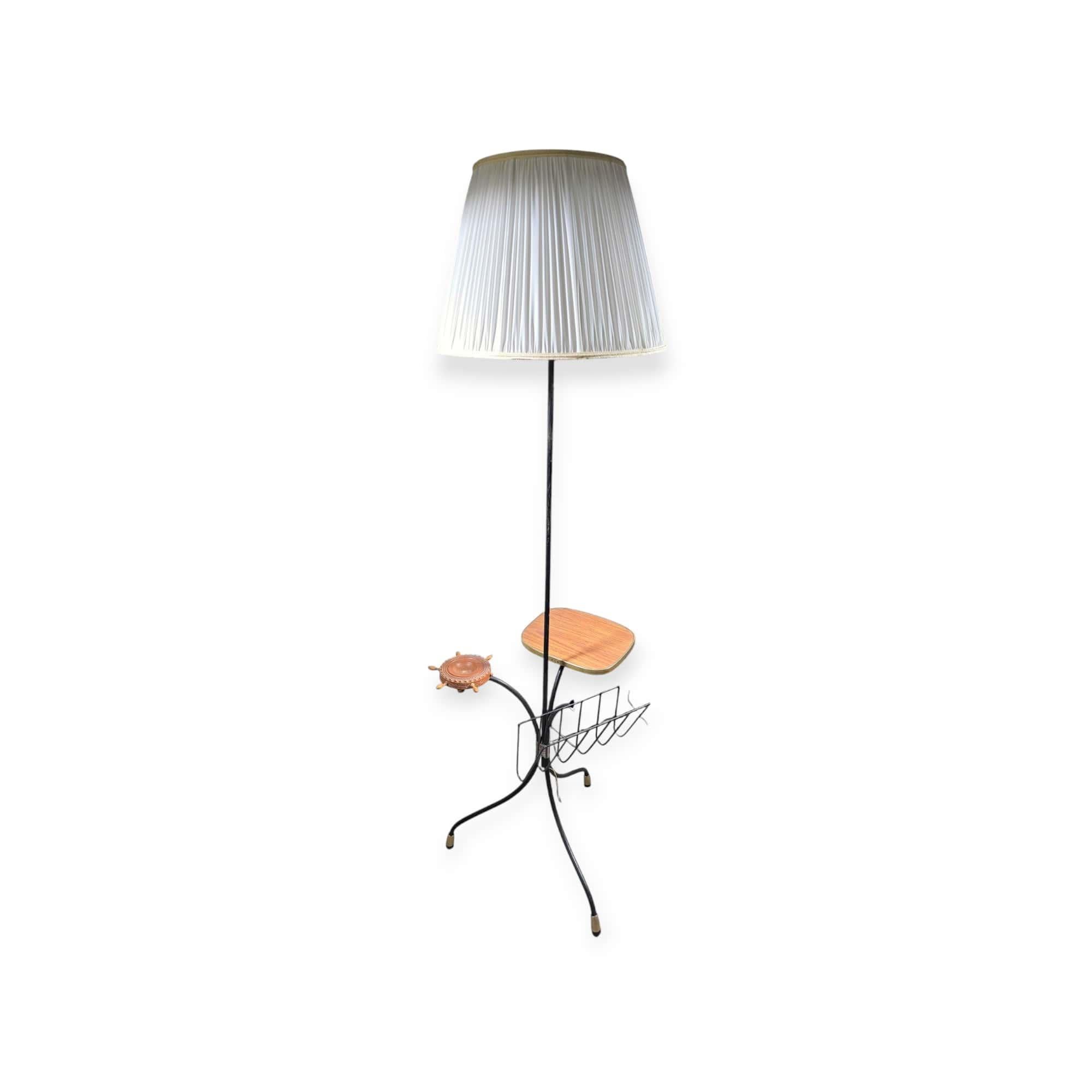 Grand lampadaire vintage des années 1970, doté d'une table d'appoint et d'un porte-revues intégrés, alliant fonctionnalité et design rétro. L'abat-jour est en tissu, ce qui apporte une touche chaleureuse et élégante.

Condit :

Très bon état, bien