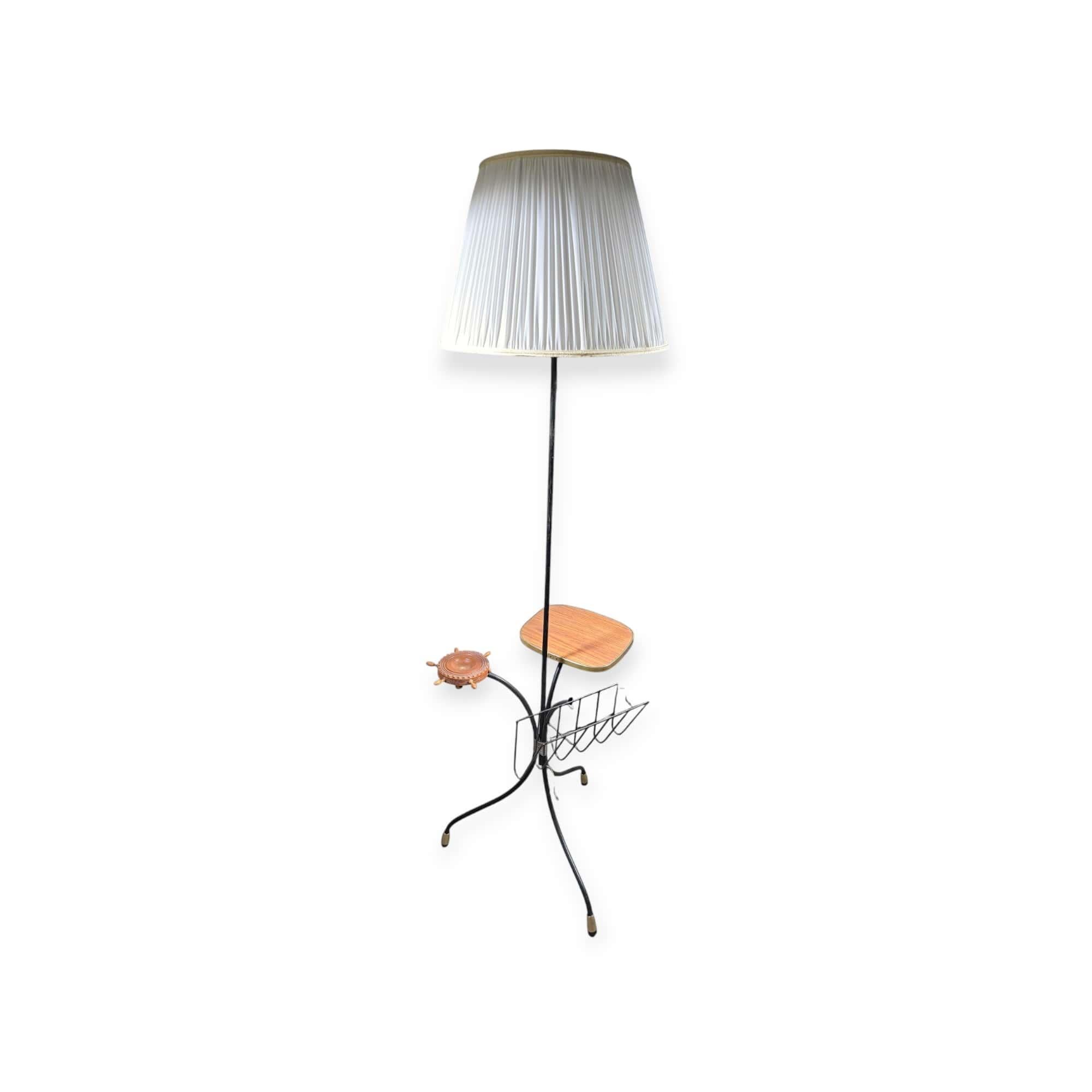 Lampadaire vintage avec table d'appoint et porte-revues - années 1970 Bon état - En vente à Madrid, ES