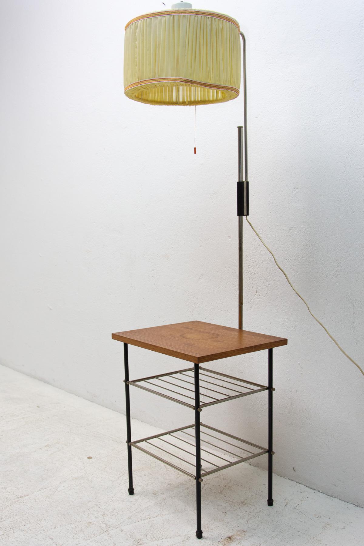 Cette lampe a été fabriquée dans les années 70 en Tchécoslovaquie. Il est fabriqué en bois de hêtre, en métal et en tissu.
Dans l'ensemble, il est en bon état, bien fonctionnel. Seule la planche supérieure en bois porte les marques de l'âge et de