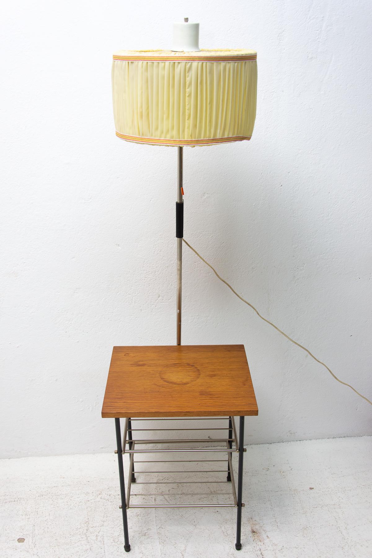 Vintage-Stehlampe mit Aufbewahrungsraum, 70er-Jahre, Tschechoslowakei (Tschechisch) im Angebot