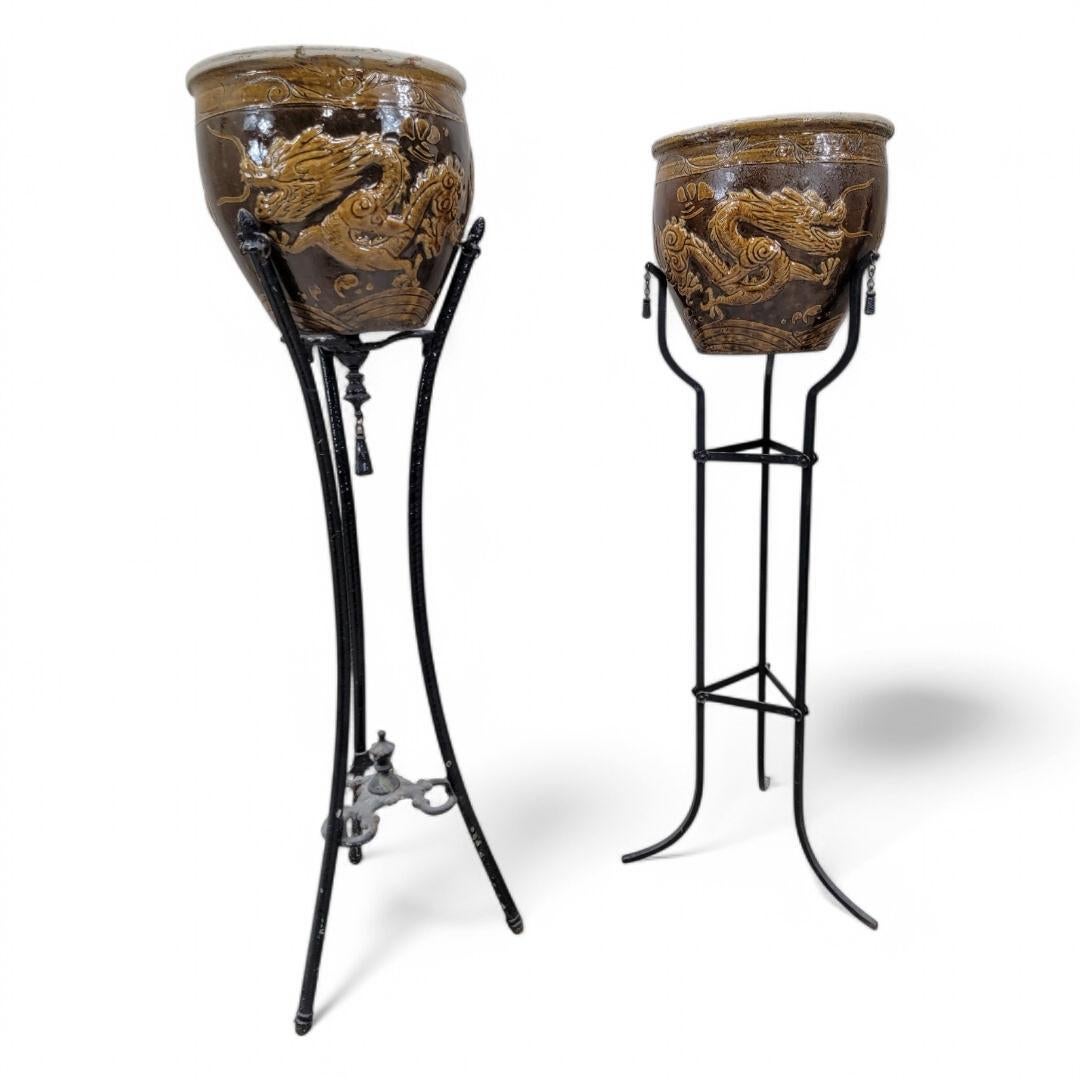 Chinoiseries Vintage Floor Plant Stand w Chinese Brown Glazed Ceramic Cachepot Planters- Pair en vente