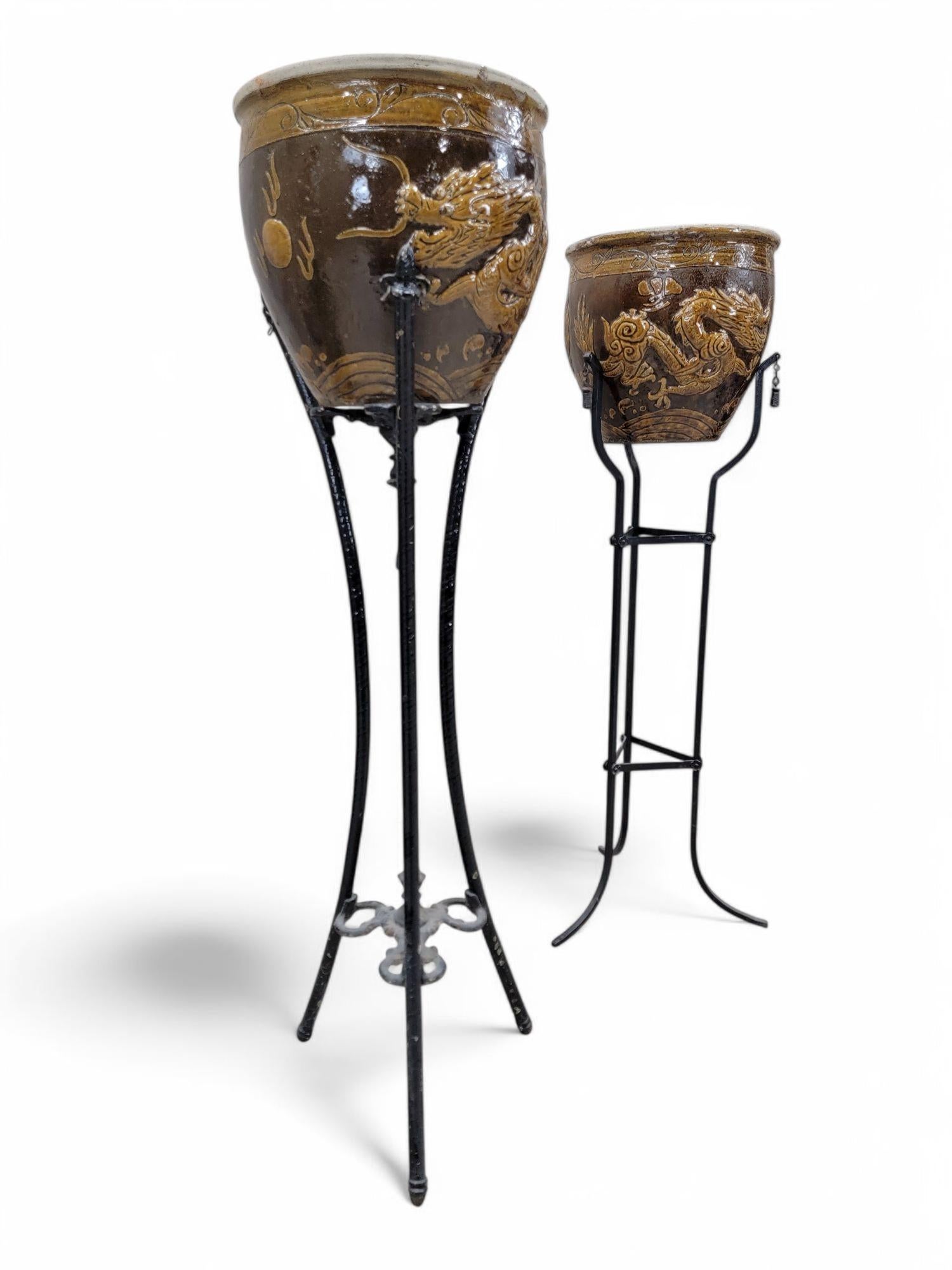 Chinois Vintage Floor Plant Stand w Chinese Brown Glazed Ceramic Cachepot Planters- Pair en vente