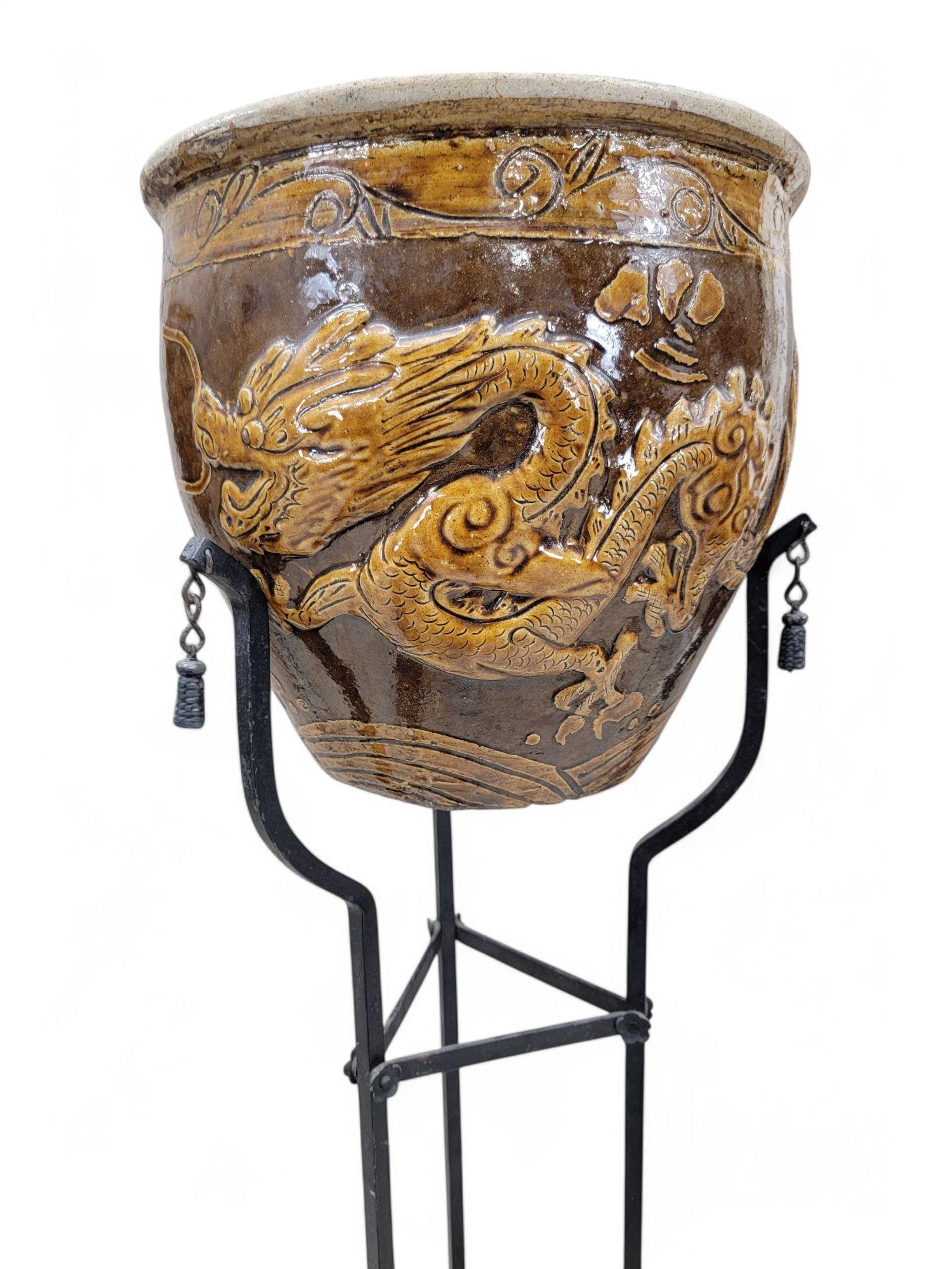 Vintage Floor Plant Stand w Chinese Brown Glazed Ceramic Cachepot Planters- Pair Bon état - En vente à Chicago, IL